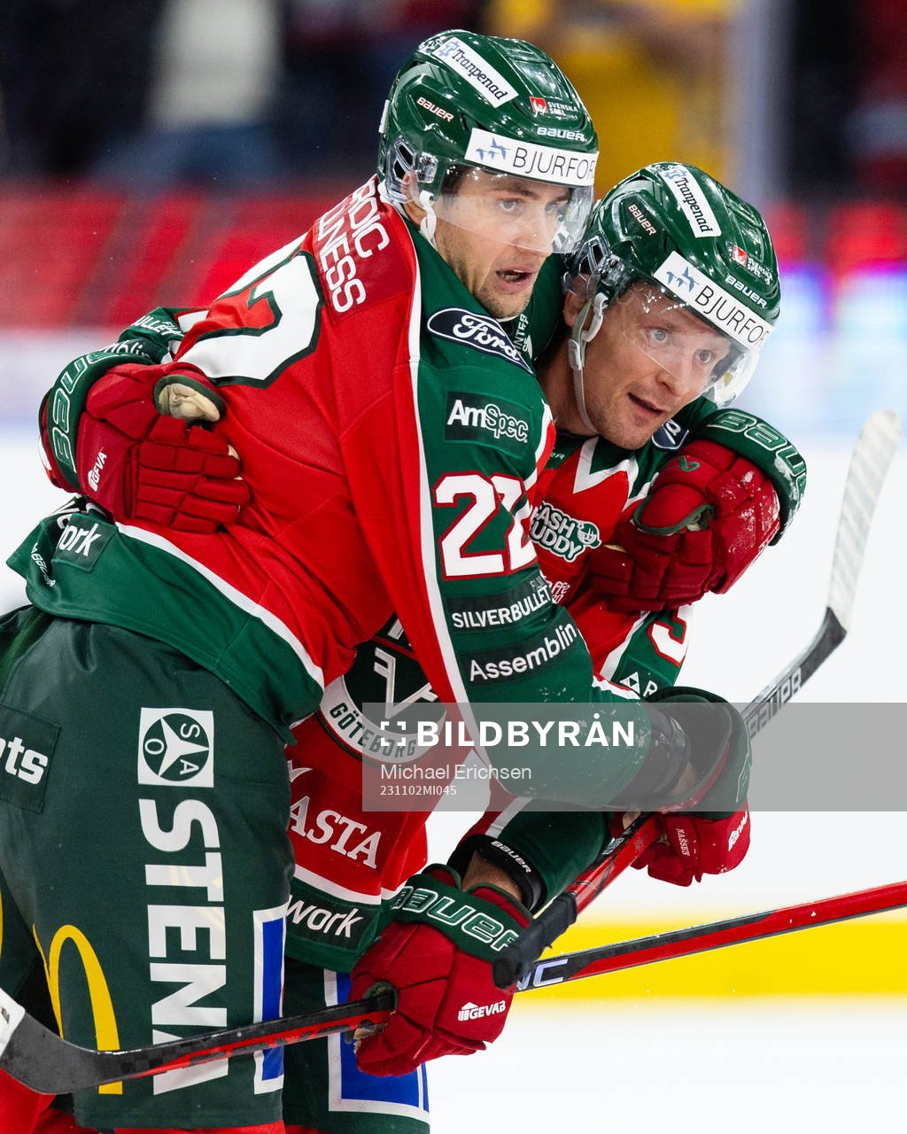 Frölundas Nicklas Lasu jublar ihop med Linus Nässen