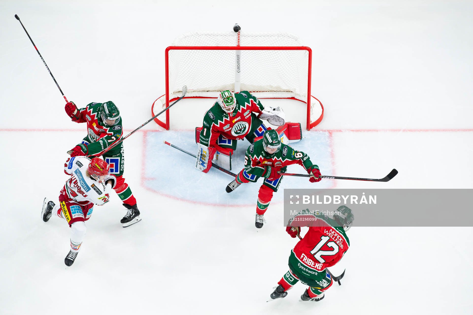 Frölundas Henrik Tömmernes, målvakt Lars Johansson,