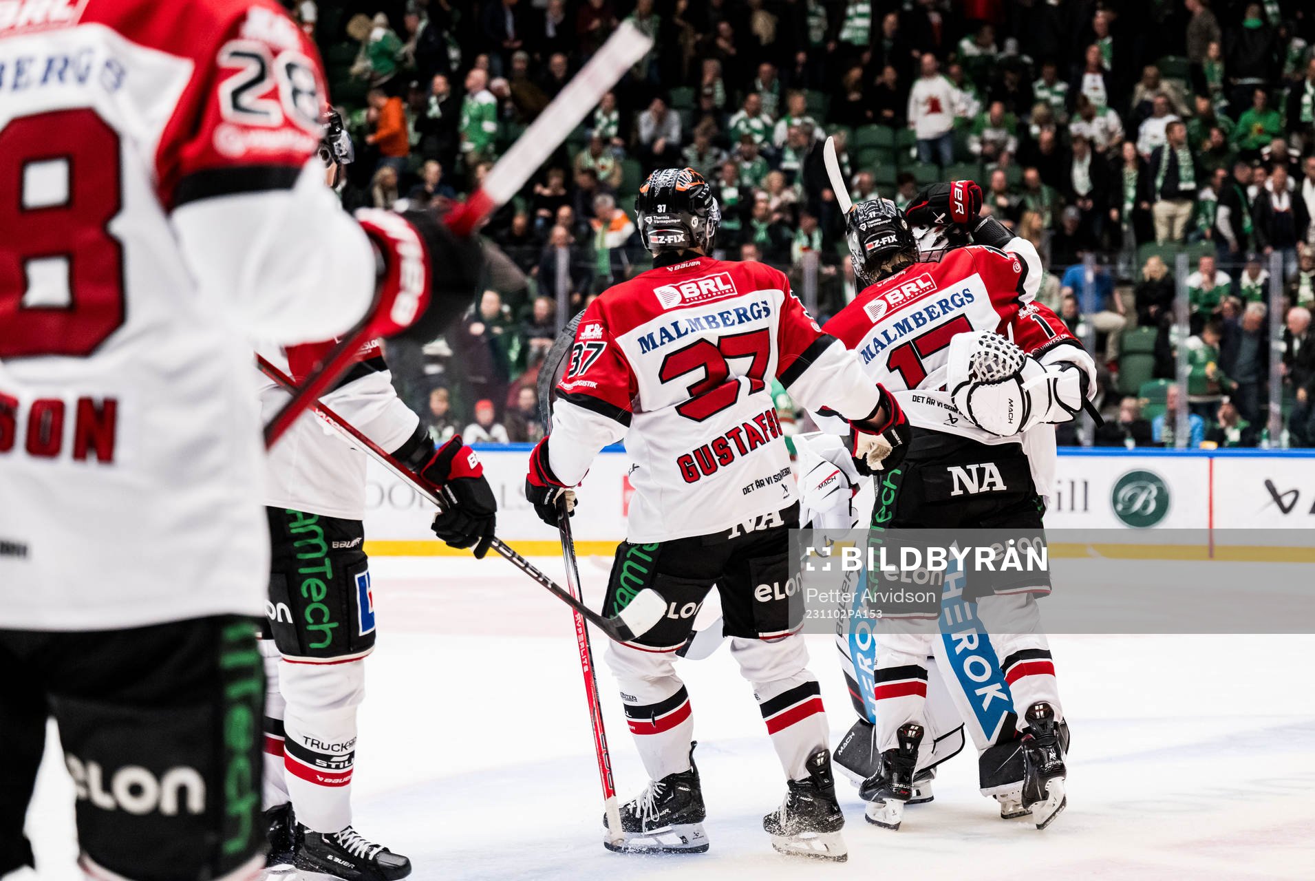Örebros William Wikman och målvakt Jhonas Enroth jublar
