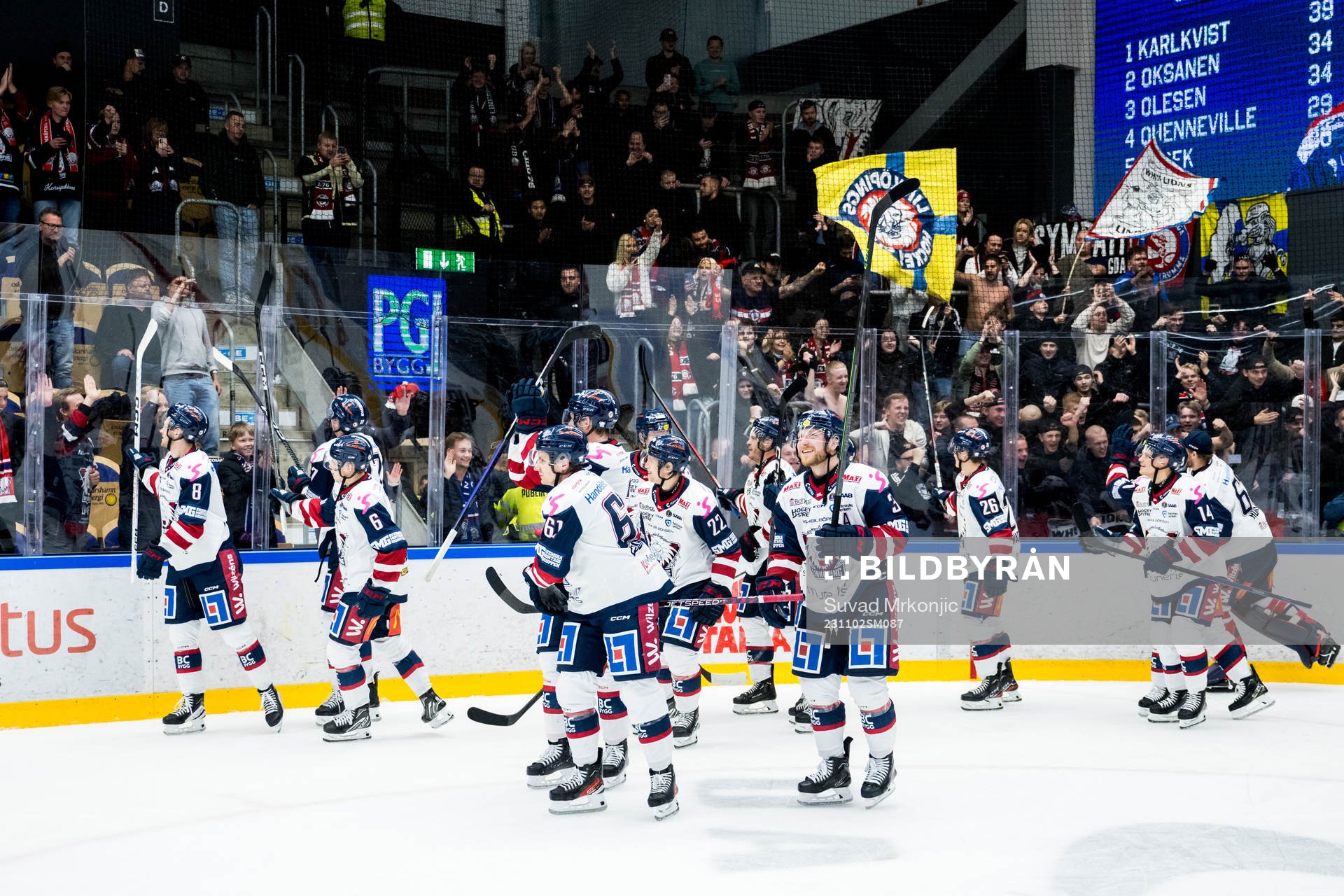 Linköpings spelare jublar med supportrar