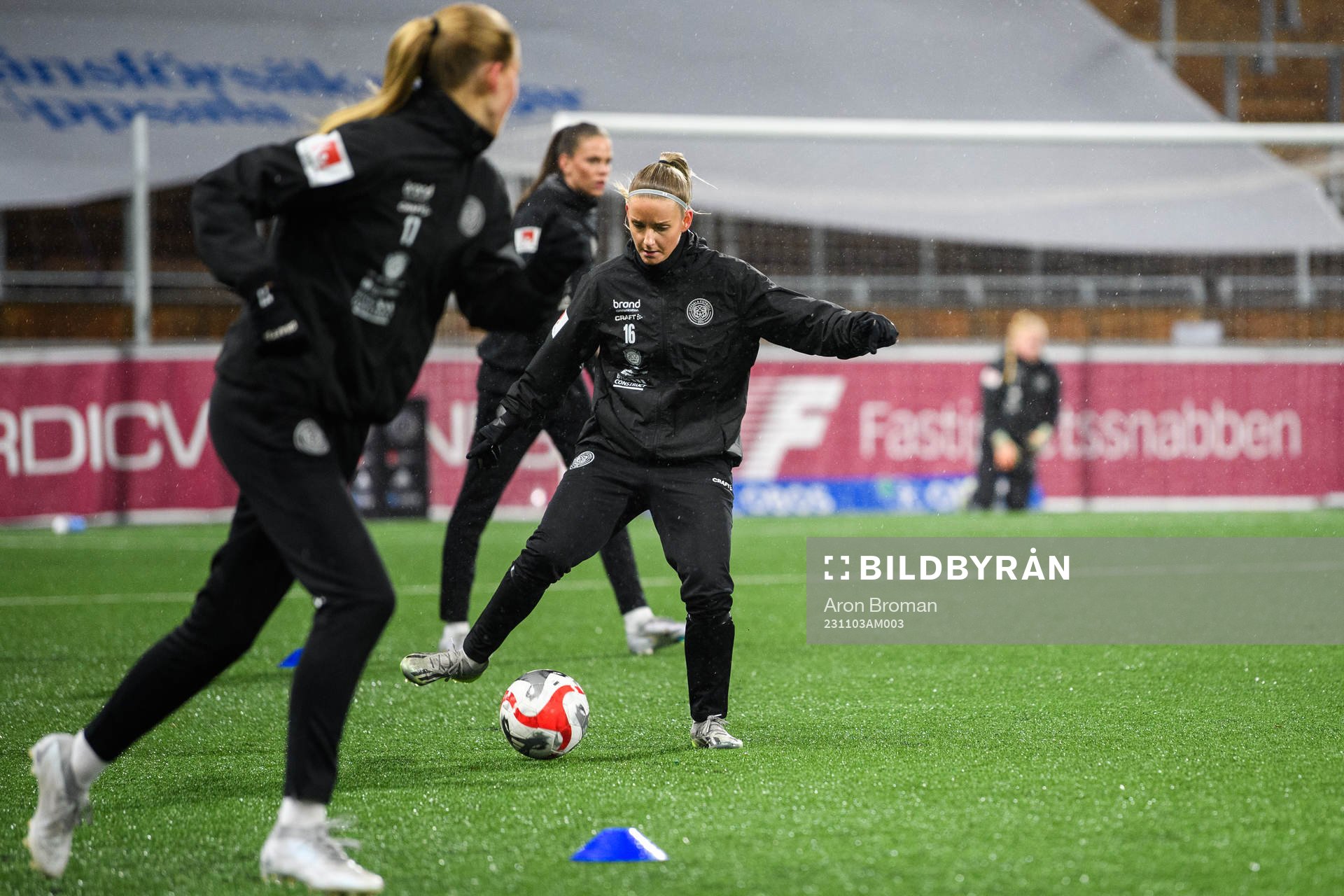 IK Uppsalas Ellinor Johansson värmer upp