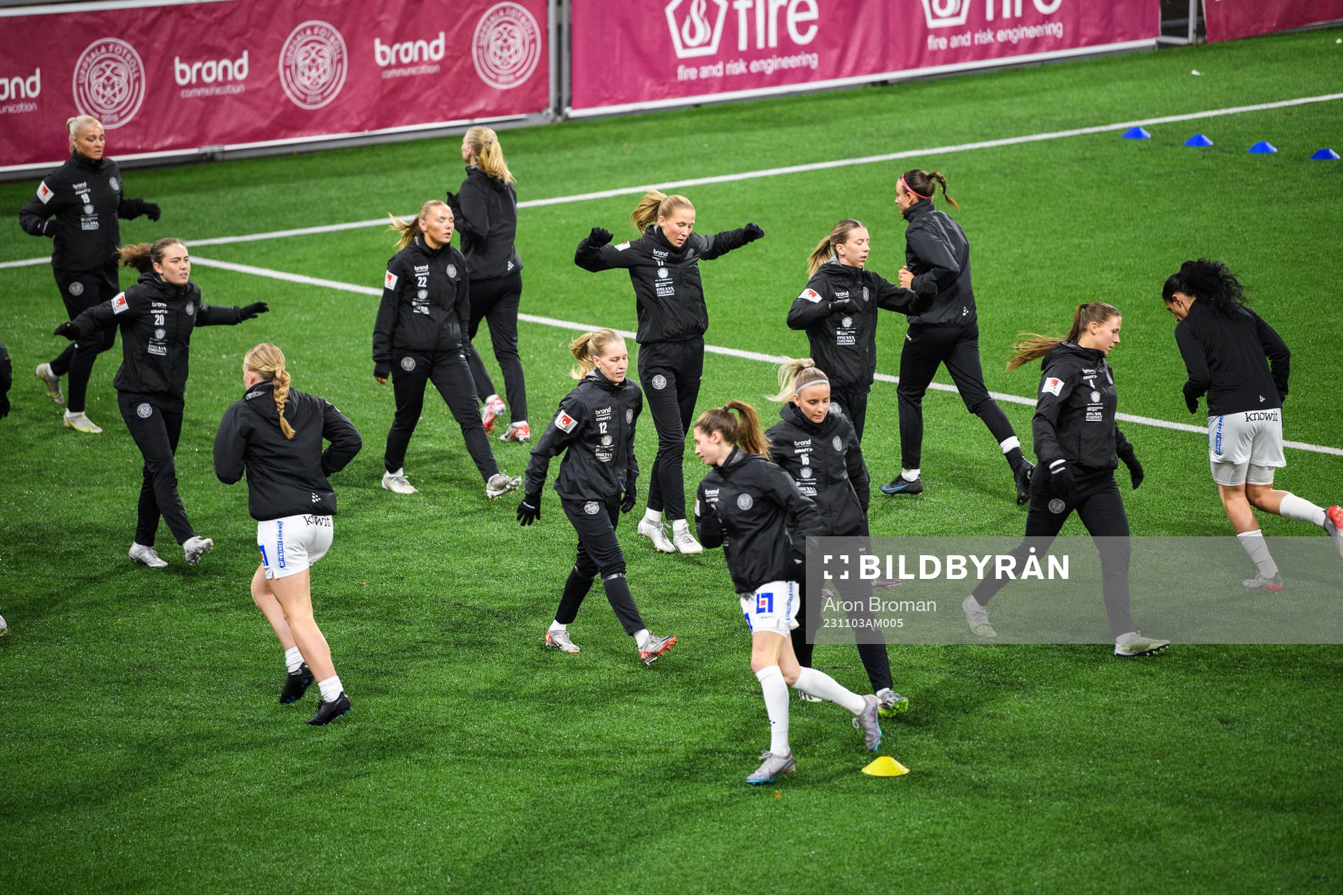 IK Uppsalas spelare värmer upp