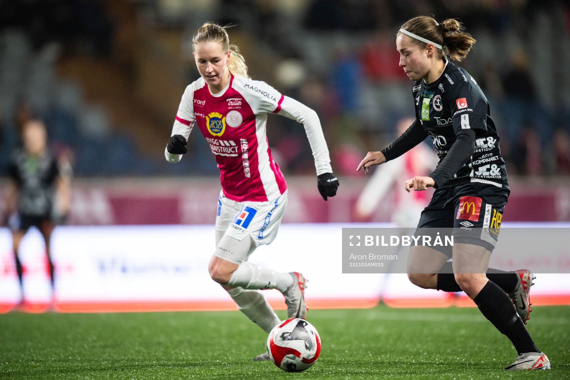 IK Uppsalas Elin Rombing och Örebros Heidi Kollanen under fotbollsmatchen i Damallsvenskan mellan IK Uppsala och Örebro den 3 november 2023 i Uppsala.