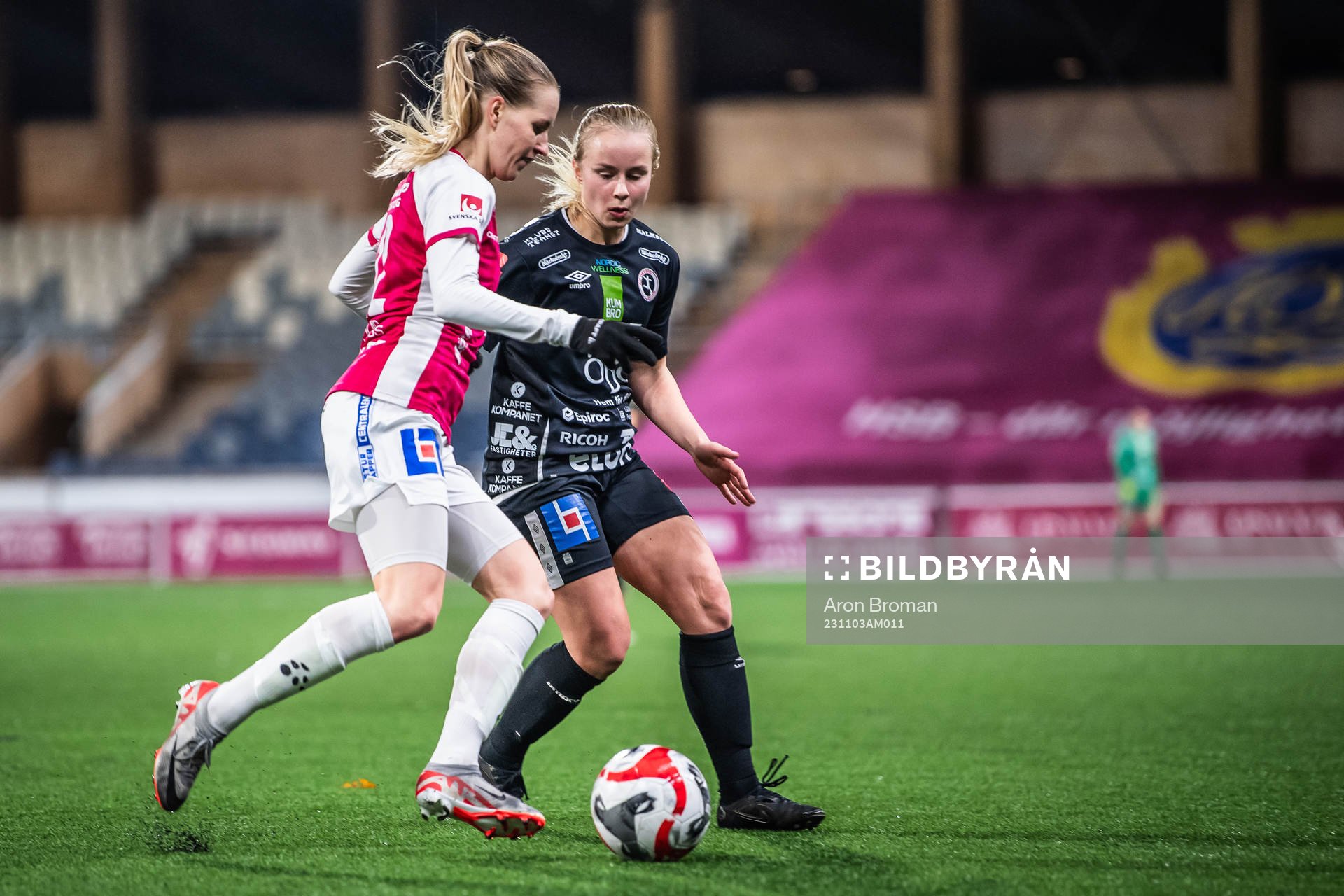 IK Uppsalas Beatrice Gärds och Örebros Sara Ikonen under fotbollsmatchen i Damallsvenskan mellan IK Uppsala och Örebro den 3 november 2023 i Uppsala.