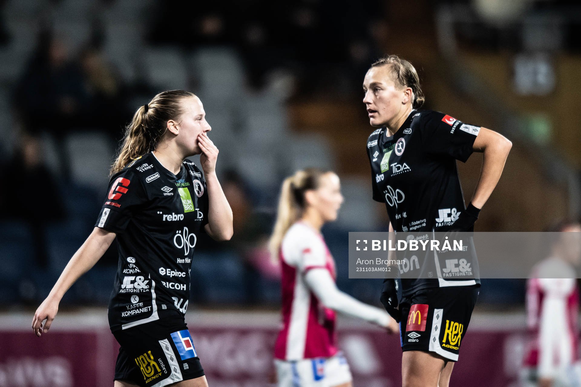 Örebros Inka Sarjanoja och Jenny-Julia Danielsson deppar
