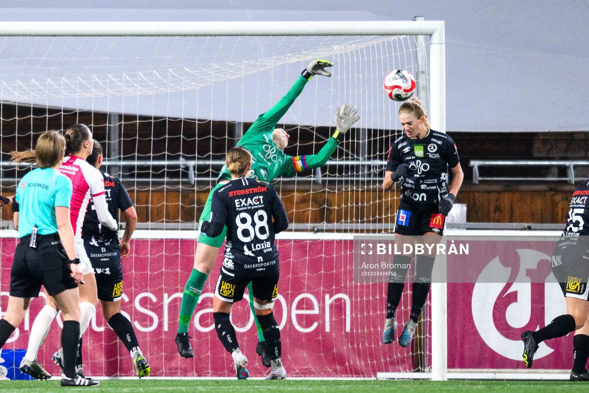 Örebros målvakt Tove Enblom och Regan Steigleder