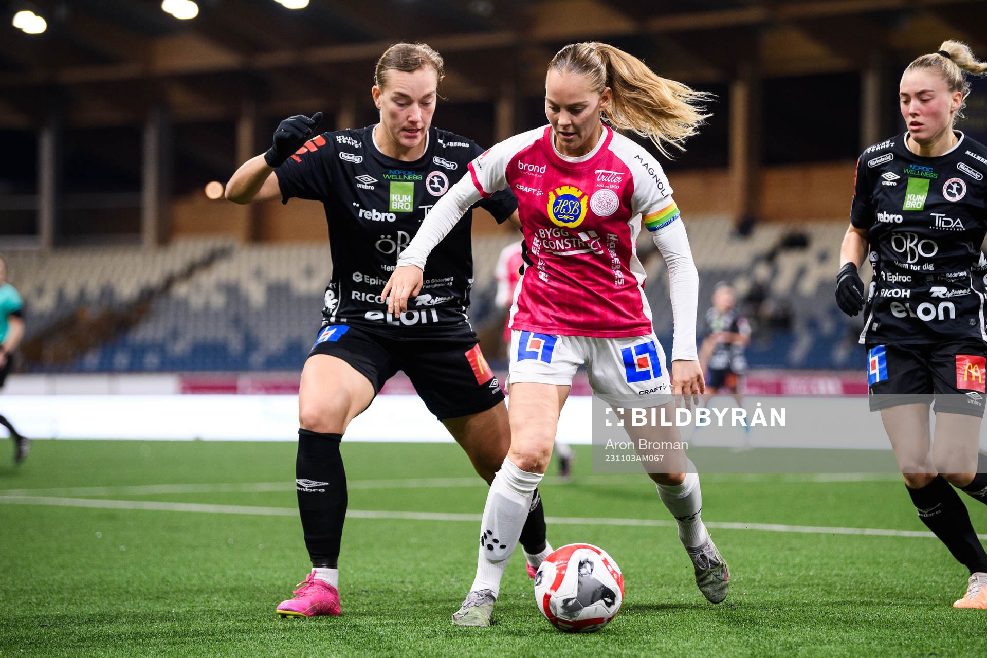 Örebros Jenny-Julia Danielsson och IK Uppsalas Agnes Nyberg under fotbollsmatchen i Damallsvenskan mellan IK Uppsala och Örebro den 3 november 2023 i Uppsala.
