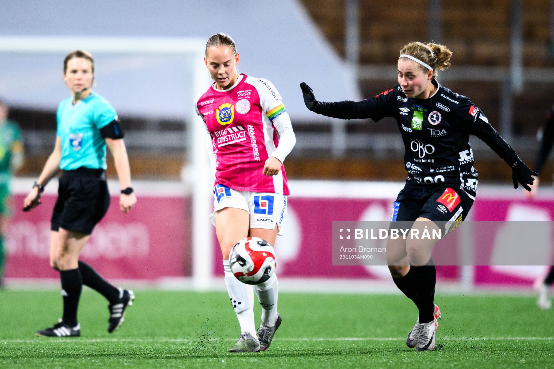 IK Uppsalas Agnes Nyberg och Örebros Heidi Kollanen under fotbollsmatchen i Damallsvenskan mellan IK Uppsala och Örebro den 3 november 2023 i Uppsala.