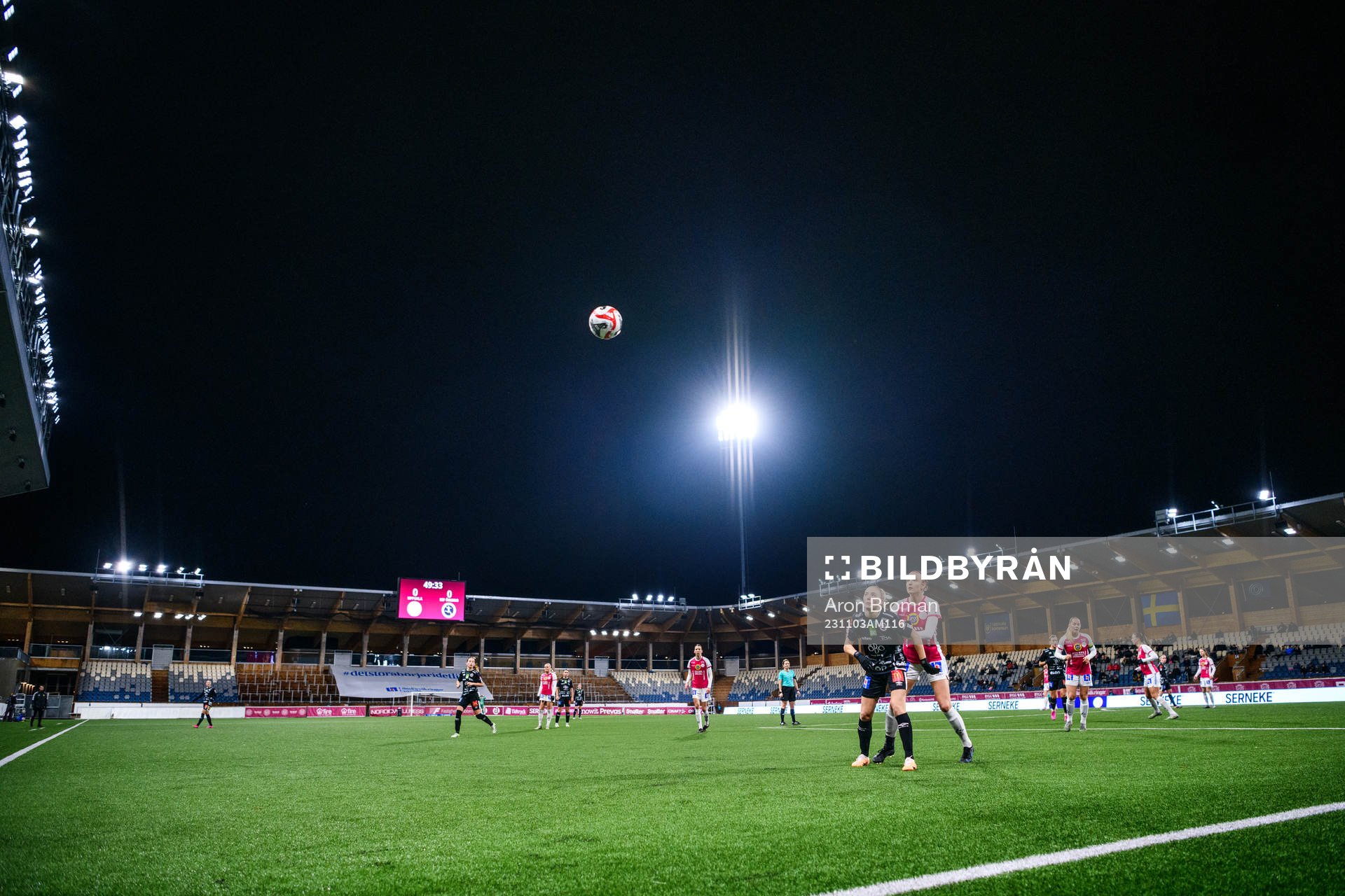 Örebros Ida Björnberg och IK Uppsalas Taryn Ries under fotbollsmatchen i Damallsvenskan mellan IK Uppsala och Örebro den 3 november 2023 i Uppsala.