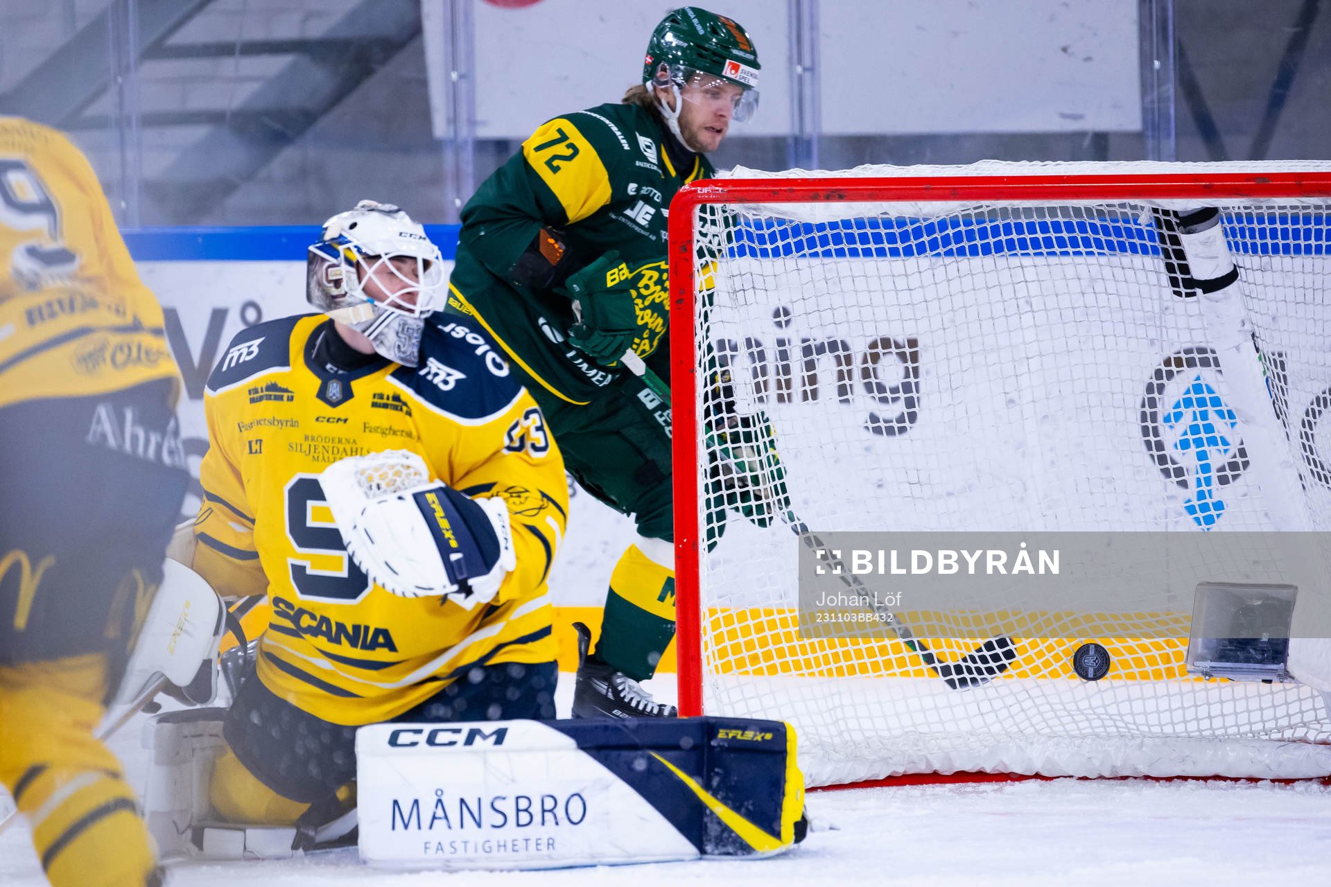 Södertäljes målvakt Claes Endre ser när pucken går in