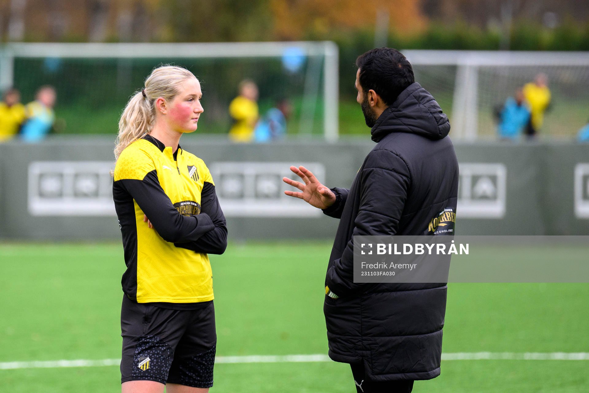 Alexandra Larsson och tränare Mak Lind under en träning med Häcken den 3 november 2023 i Göteborg. 