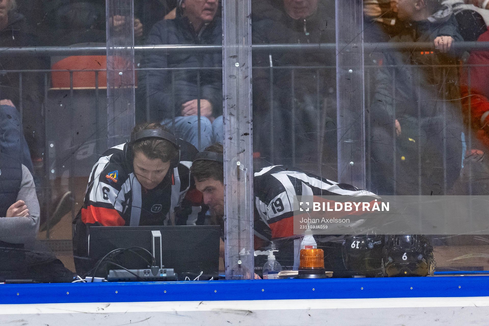 Domare Robin Jacobsson och Domare David Laksola
