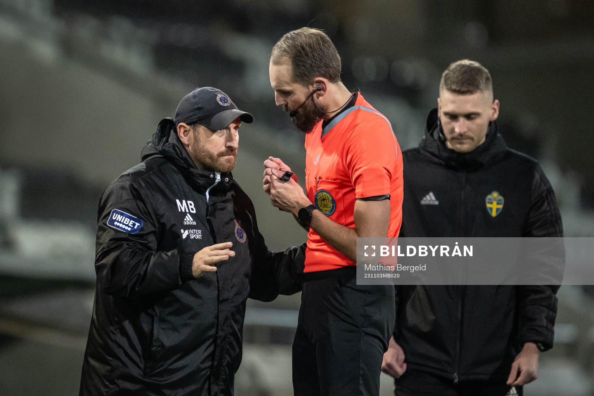 Gefles tränare Mikael Bengtsson i samtal med domare