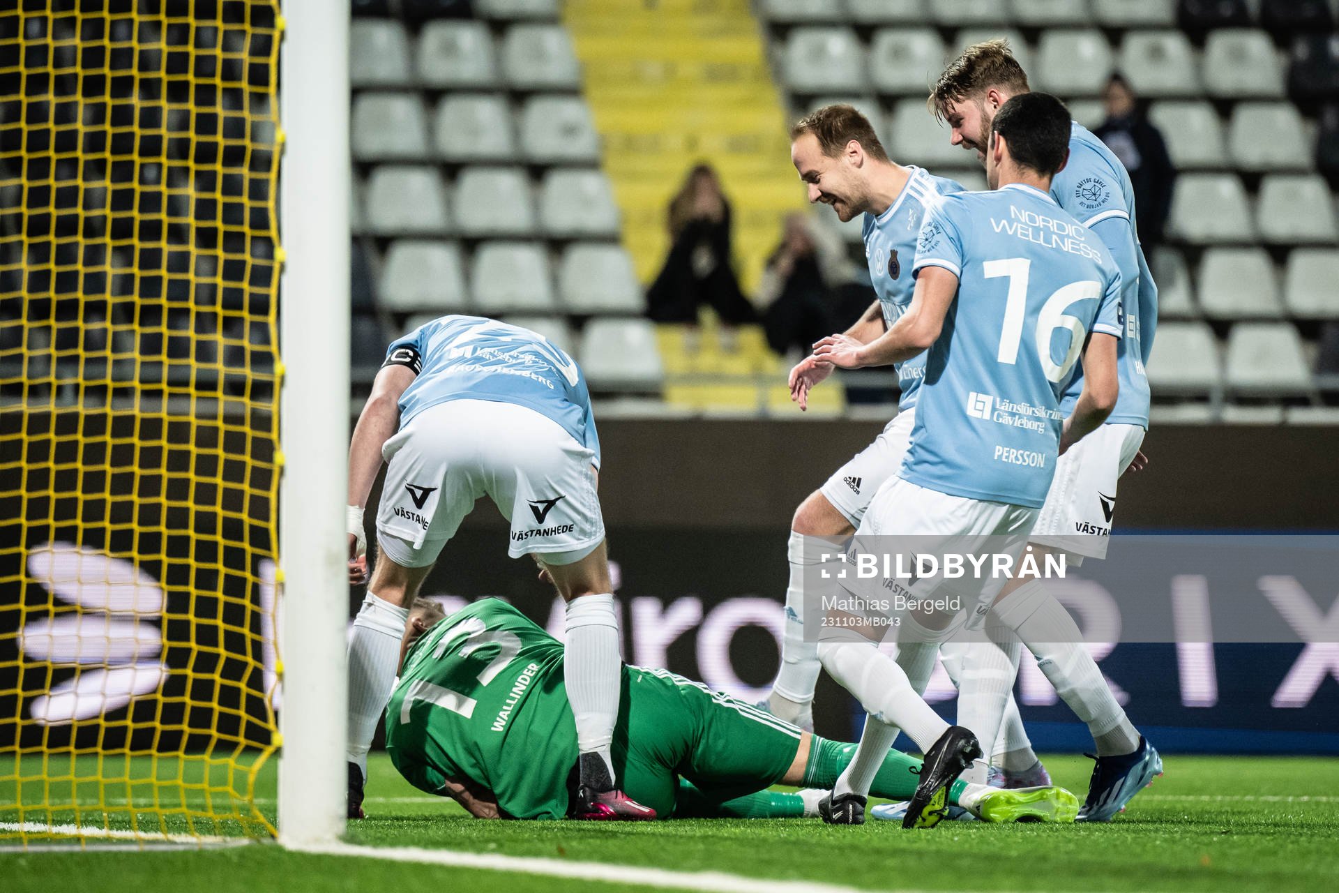 Gefles målvakt Robin Wallinder jublar