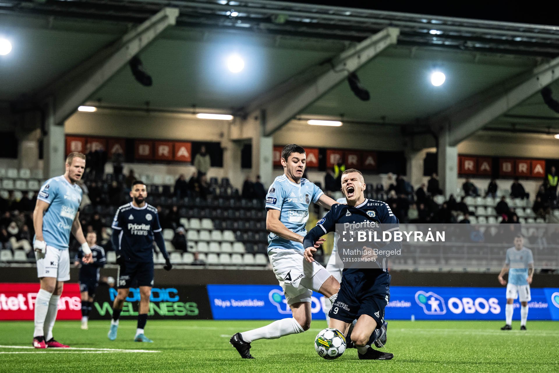 Gefles Kevin Persson och Utsiktens Lucas Hedlund i en