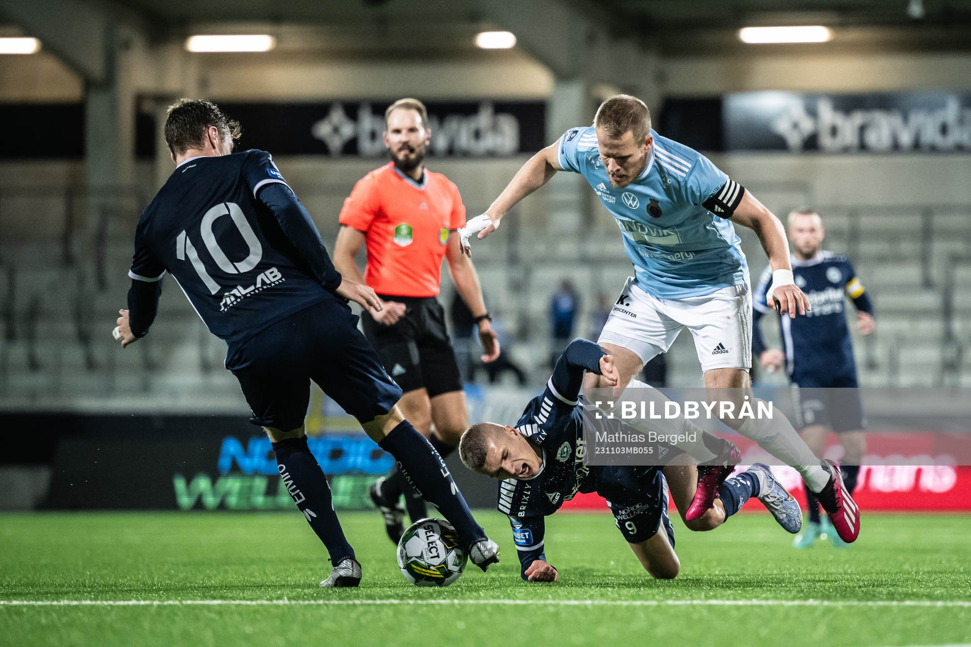 Utsiktens Albin Skoglund och Lucas Hedlund mot Gefles Martin Rauschenberg Brorsen under fotbollsmatchen i Superettan mellan Utsikten och Gefle den 3 november 2023 i Göteborg.