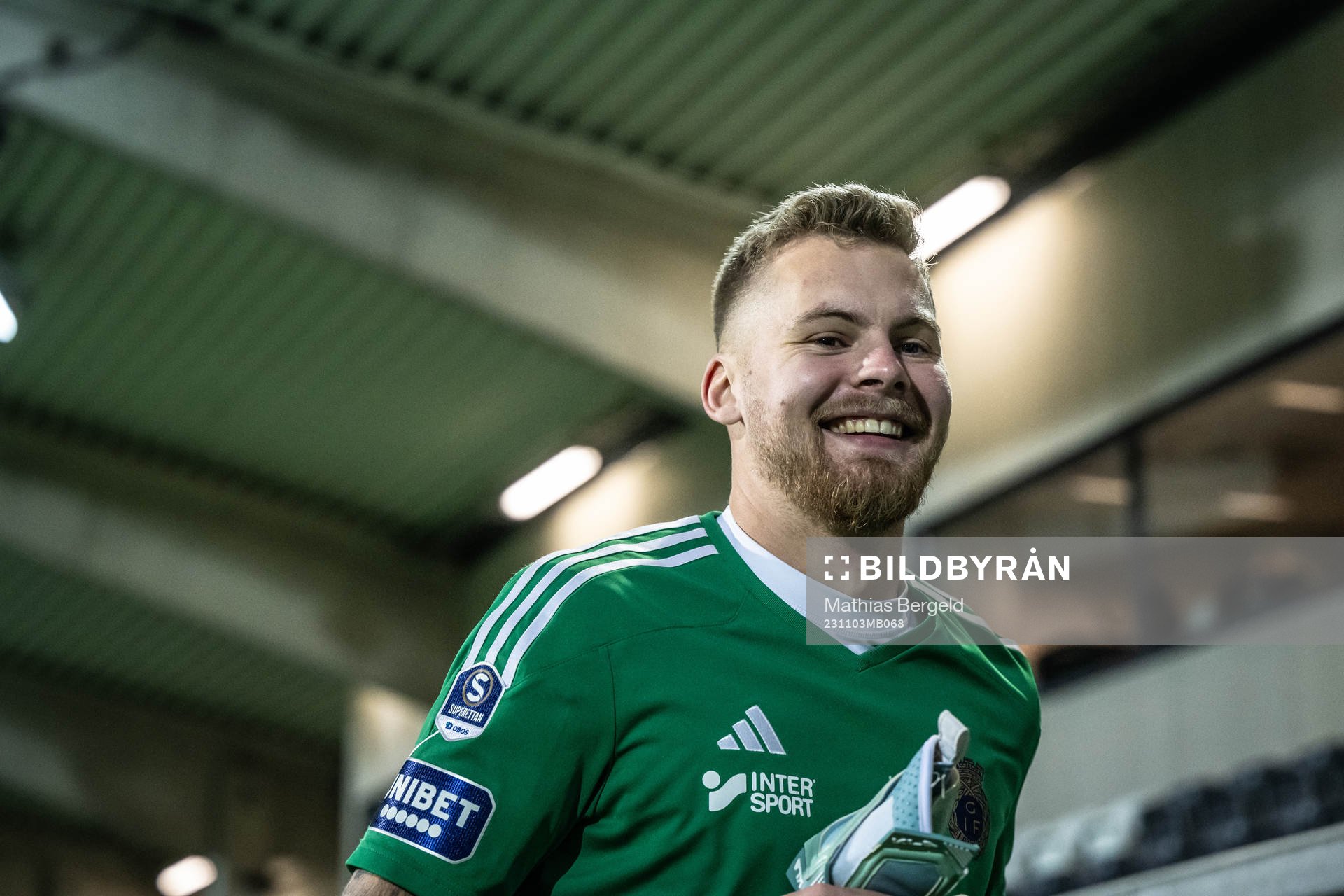 Gefles målvakt Robin Wallinder jublar