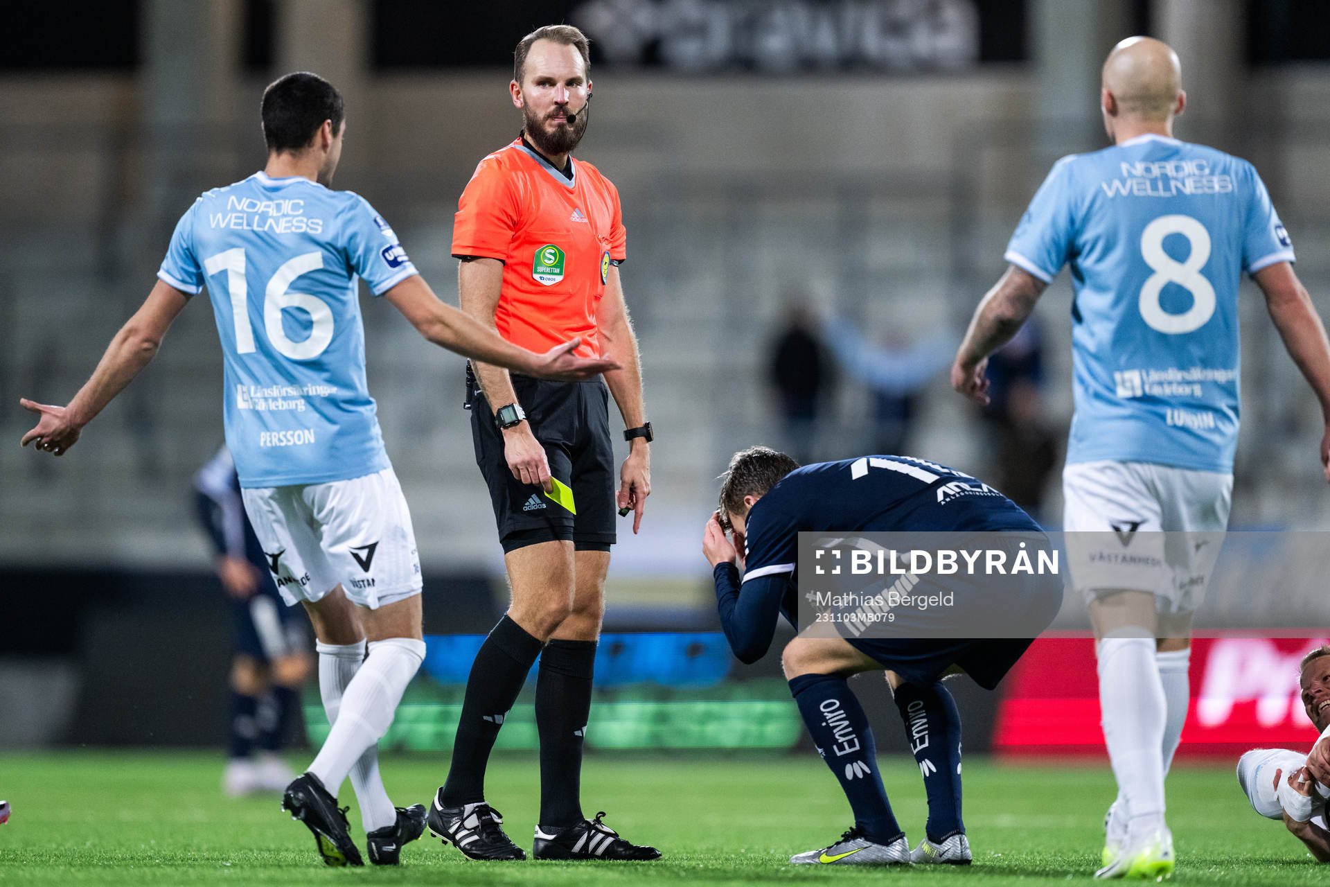 Gefles Kevin Persson reagerar mot domare Andreas