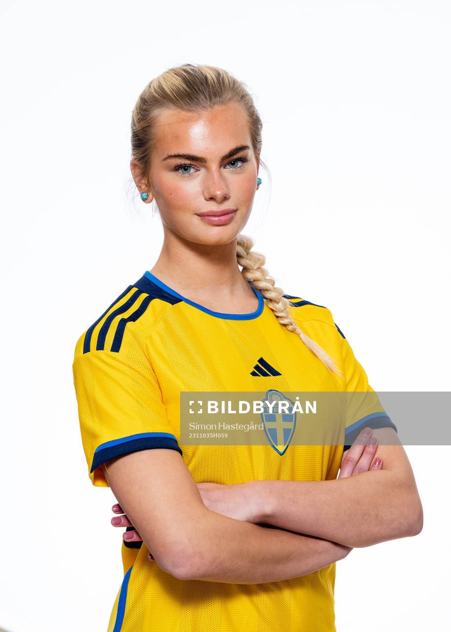 Isabelle Axelsson poserar för ett porträtt under en fotografering med det svenska F16-landslaget i fotboll den 3 november 2023 i Stockholm. 
