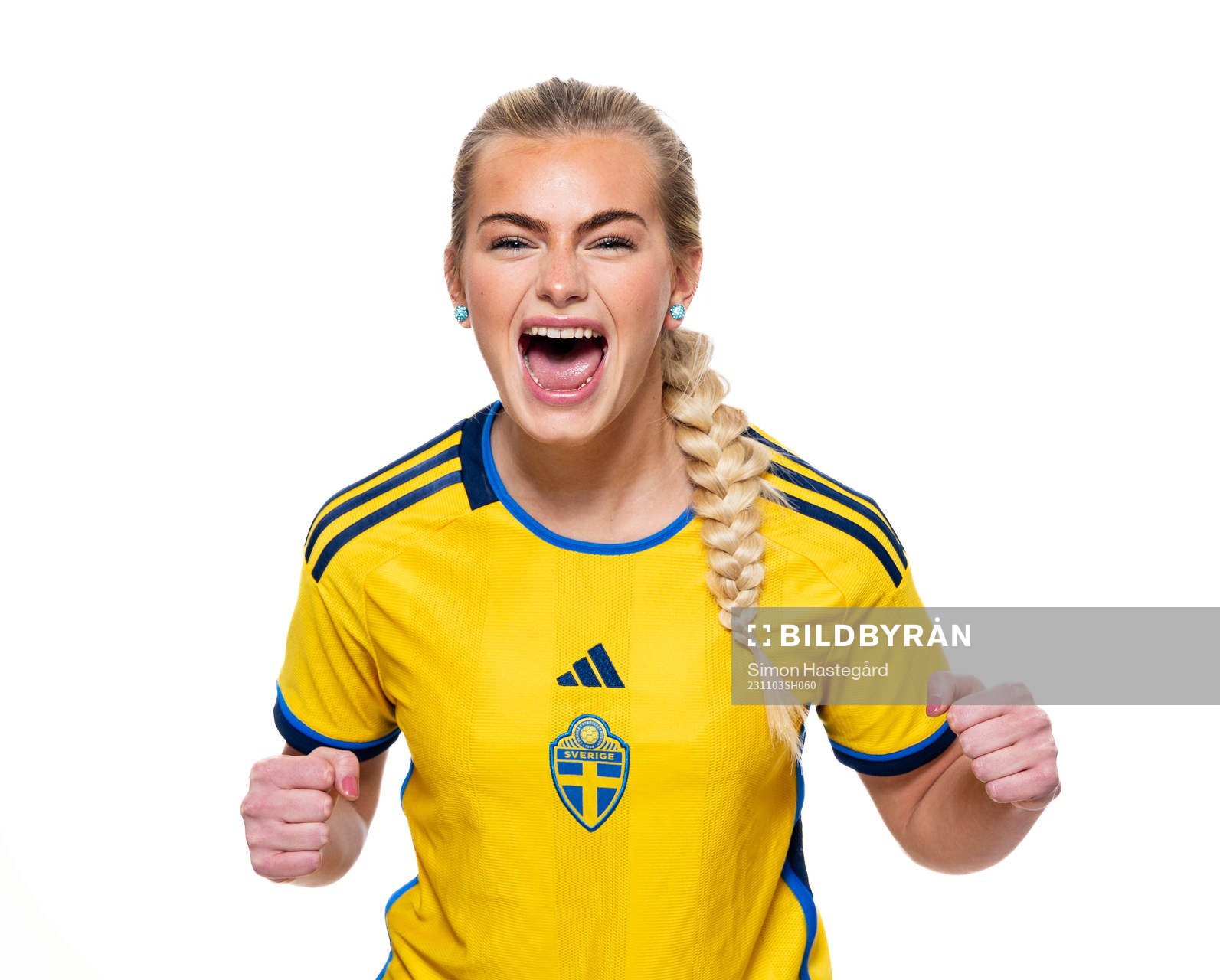 Isabelle Axelsson poserar för ett porträtt under en fotografering med det svenska F16-landslaget i fotboll den 3 november 2023 i Stockholm. 