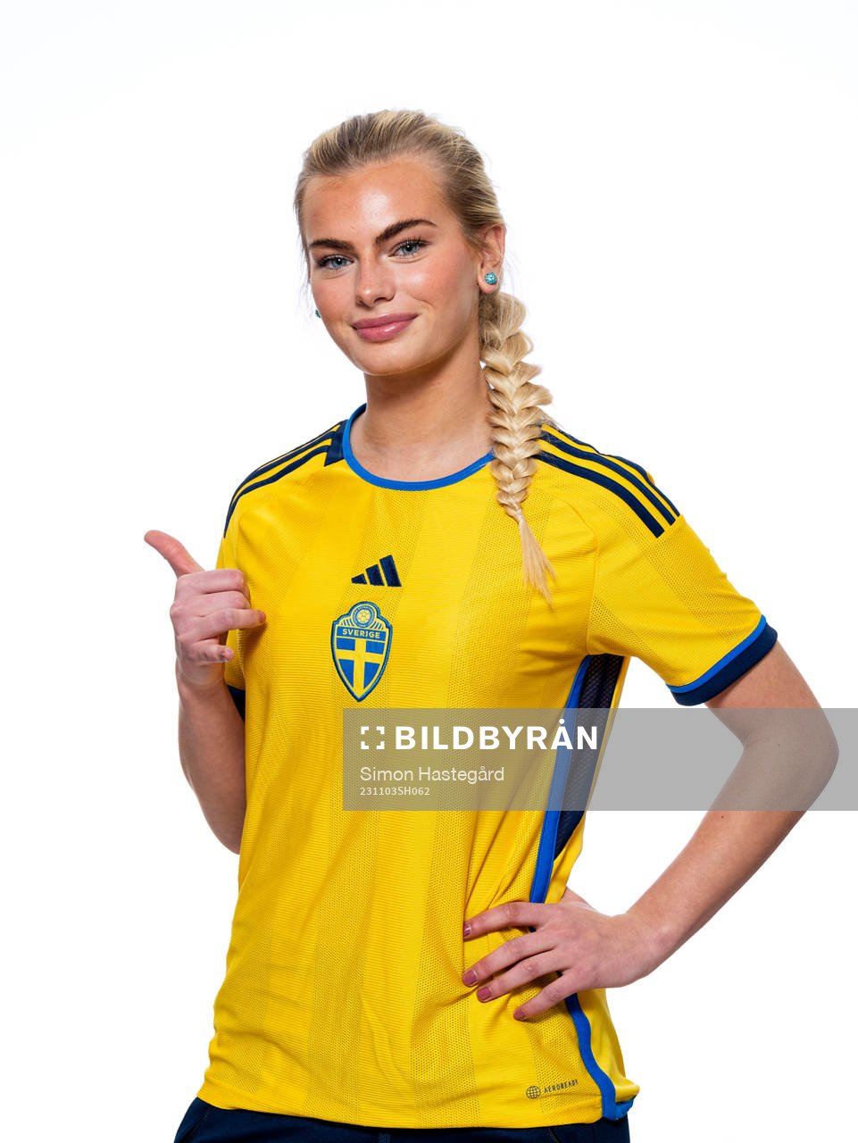 Isabelle Axelsson poserar för ett porträtt under en fotografering med det svenska F16-landslaget i fotboll den 3 november 2023 i Stockholm. 