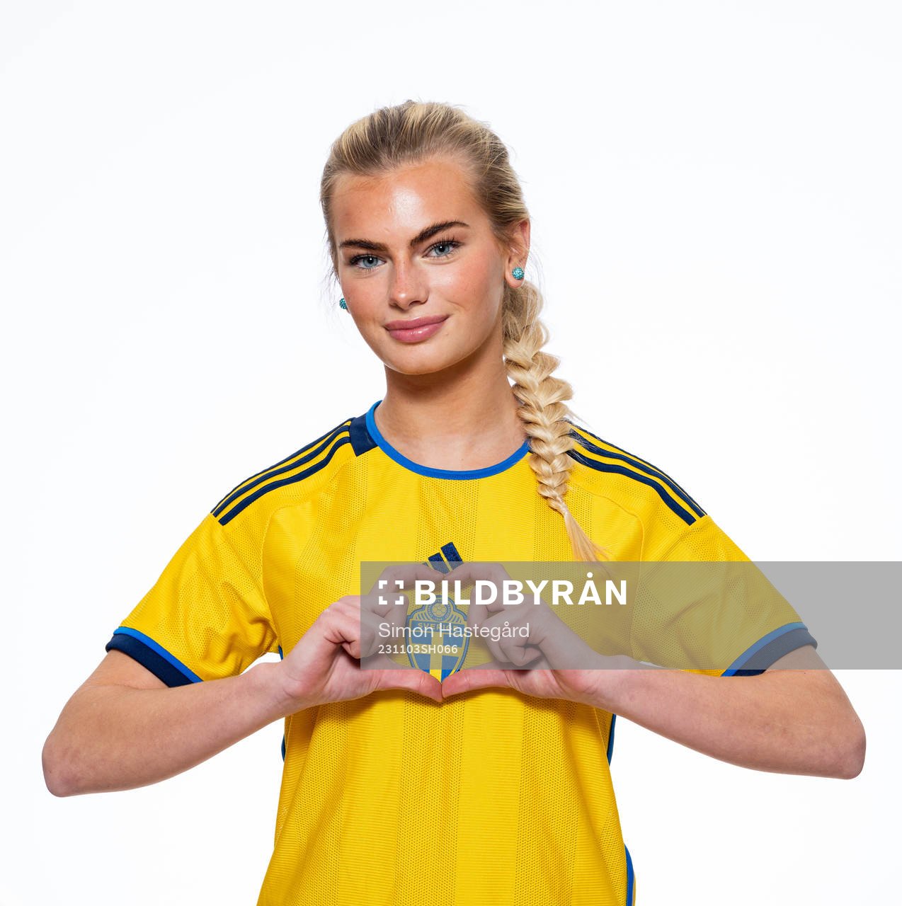 Isabelle Axelsson poserar för ett porträtt under en fotografering med det svenska F16-landslaget i fotboll den 3 november 2023 i Stockholm. 