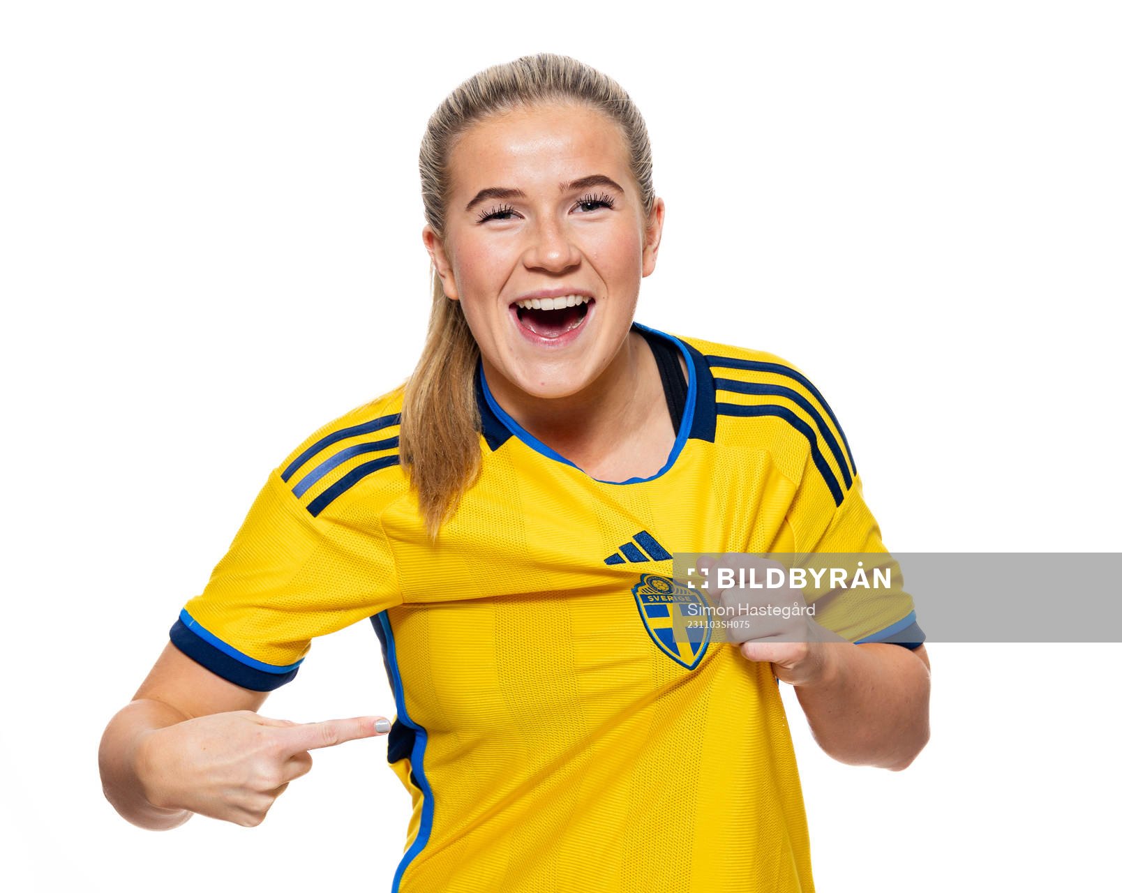 Alicia Ekfeldt poserar för ett porträtt under en fotografering med det svenska F16-landslaget i fotboll den 3 november 2023 i Stockholm. 