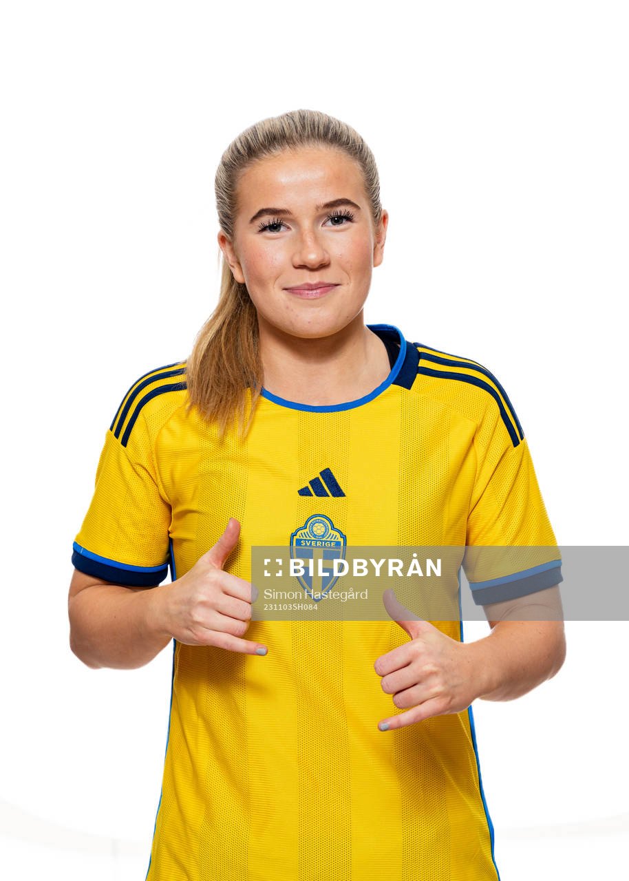Alicia Ekfeldt poserar för ett porträtt under en fotografering med det svenska F16-landslaget i fotboll den 3 november 2023 i Stockholm. 
