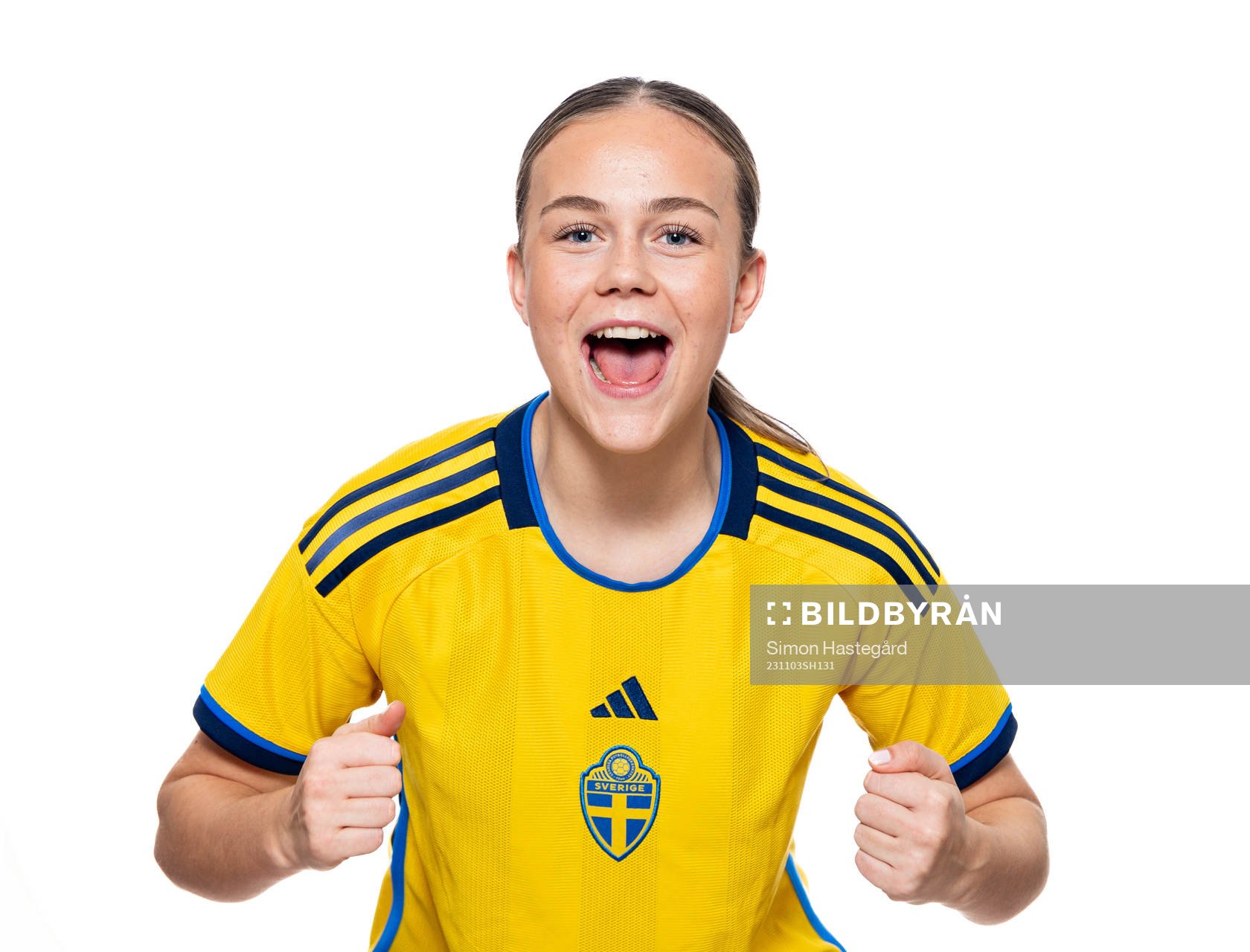 Olivia Zachau Friborg poserar för ett porträtt under en fotografering med det svenska F16-landslaget i fotboll den 3 november 2023 i Stockholm. 