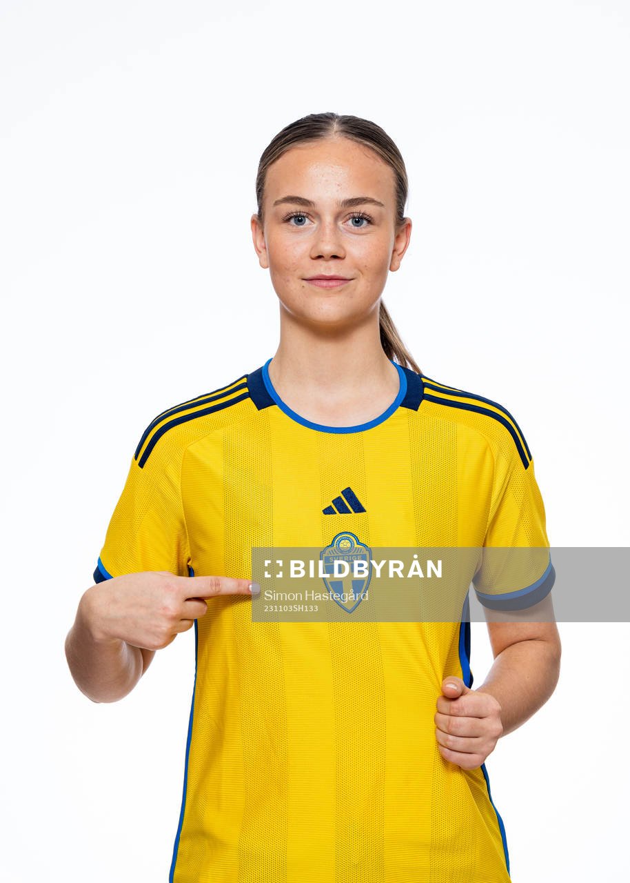 Olivia Zachau Friborg poserar för ett porträtt under en fotografering med det svenska F16-landslaget i fotboll den 3 november 2023 i Stockholm. 