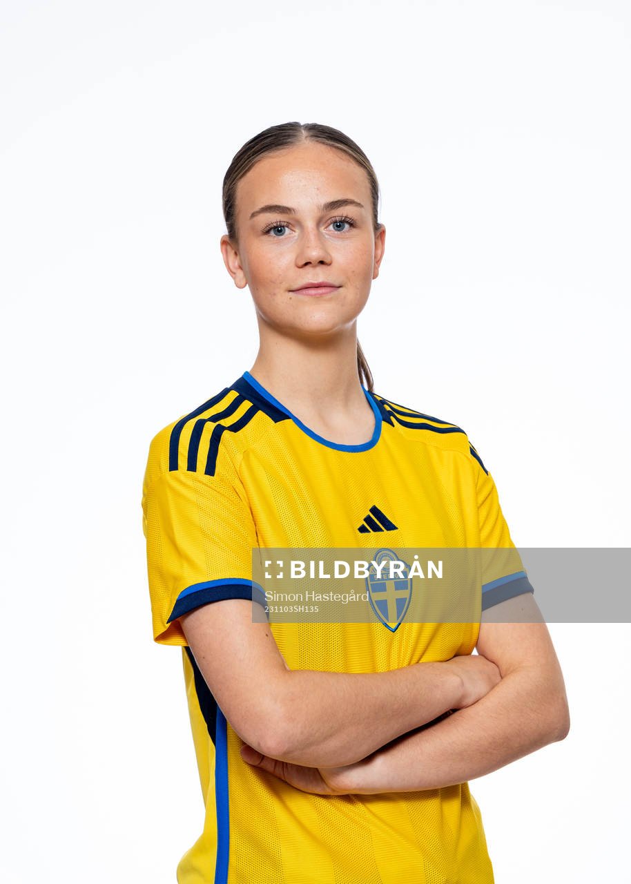 Olivia Zachau Friborg poserar för ett porträtt under en fotografering med det svenska F16-landslaget i fotboll den 3 november 2023 i Stockholm. 