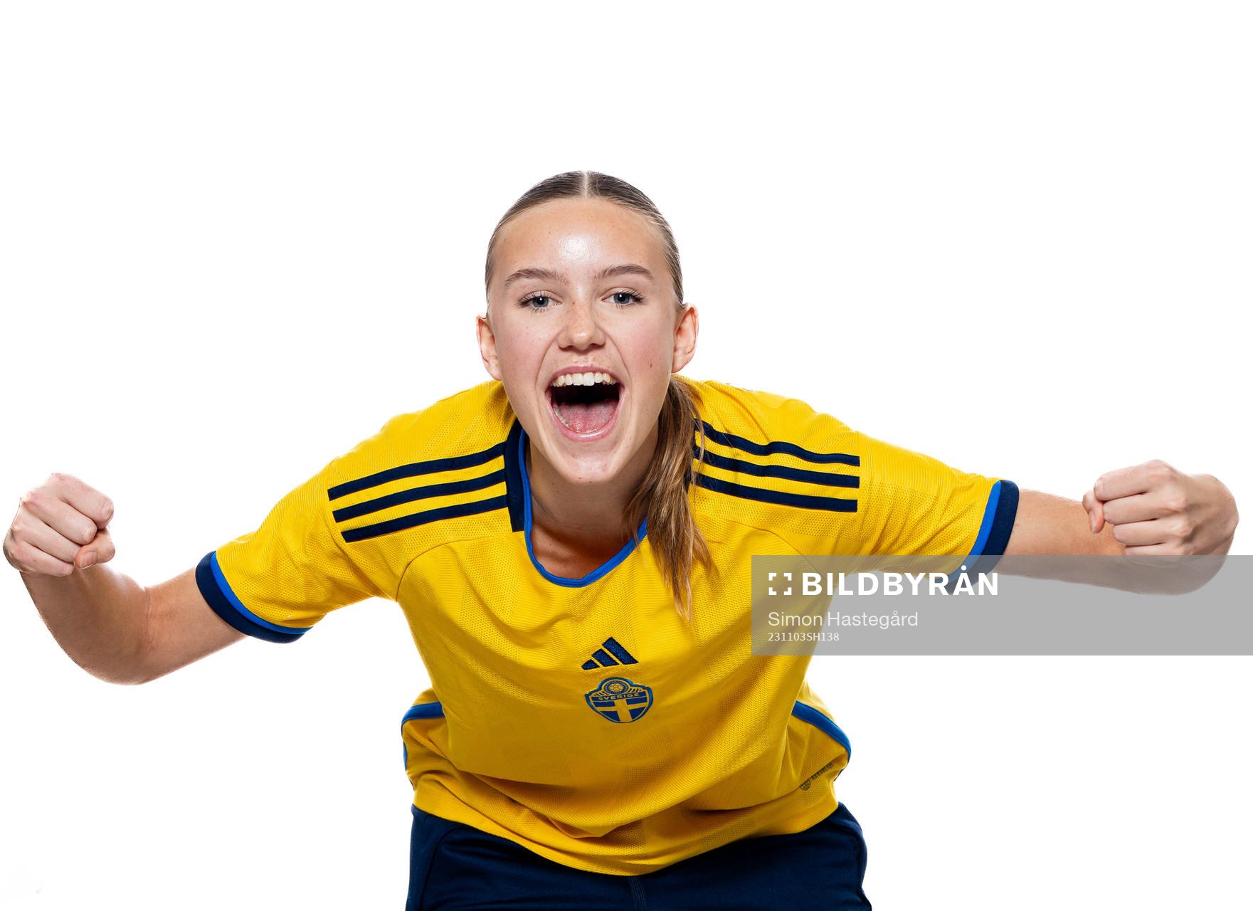Fabienne Bartholdson poserar för ett porträtt under en fotografering med det svenska F16-landslaget i fotboll den 3 november 2023 i Stockholm. 