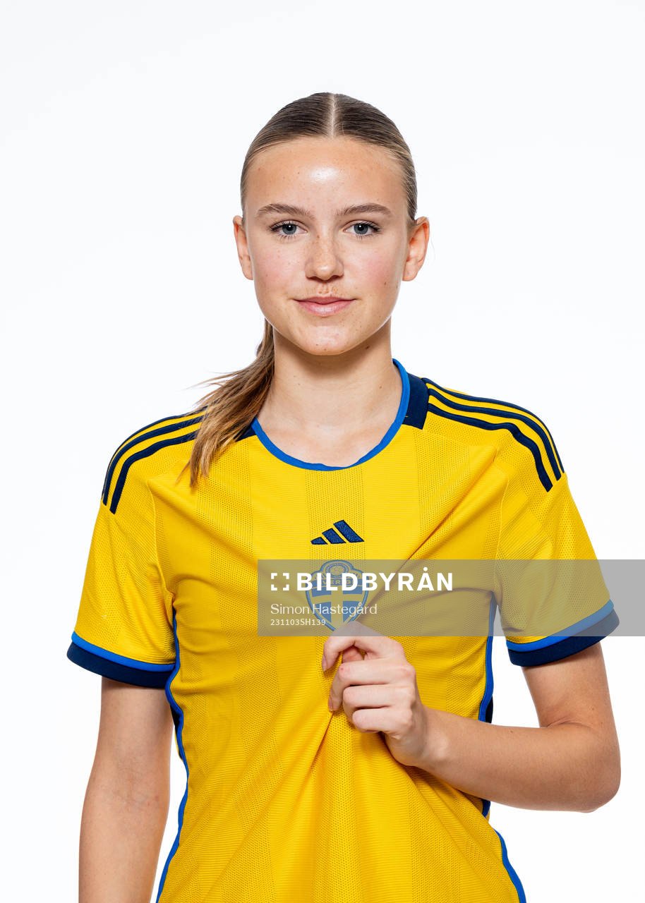 Fabienne Bartholdson poserar för ett porträtt under en fotografering med det svenska F16-landslaget i fotboll den 3 november 2023 i Stockholm. 