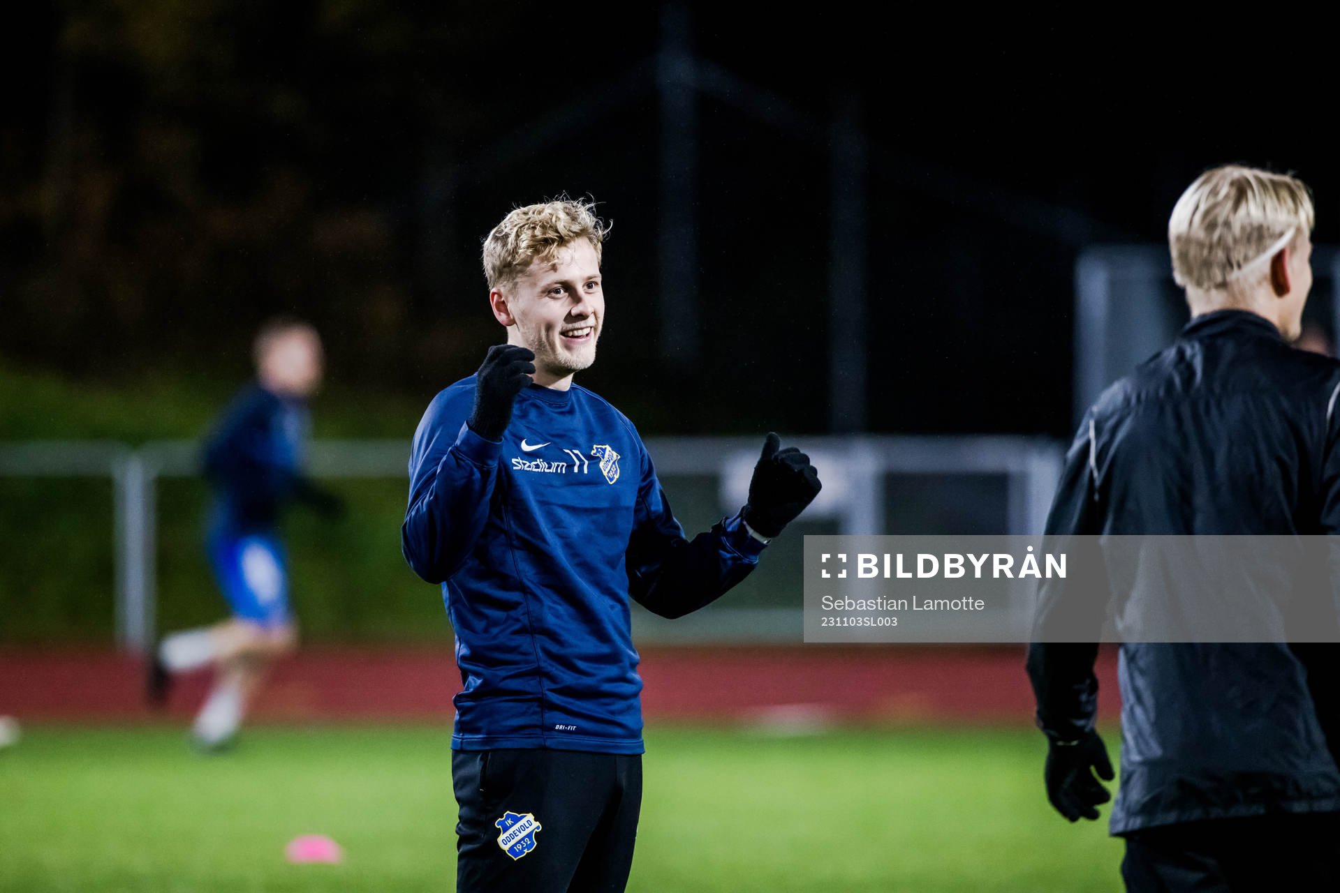 Oddevolds Carl Lext värmer upp under fotbollsmatchen i Ettan södra mellan Oddevold och Ahlafors den 3 november 2023 i Uddevalla.