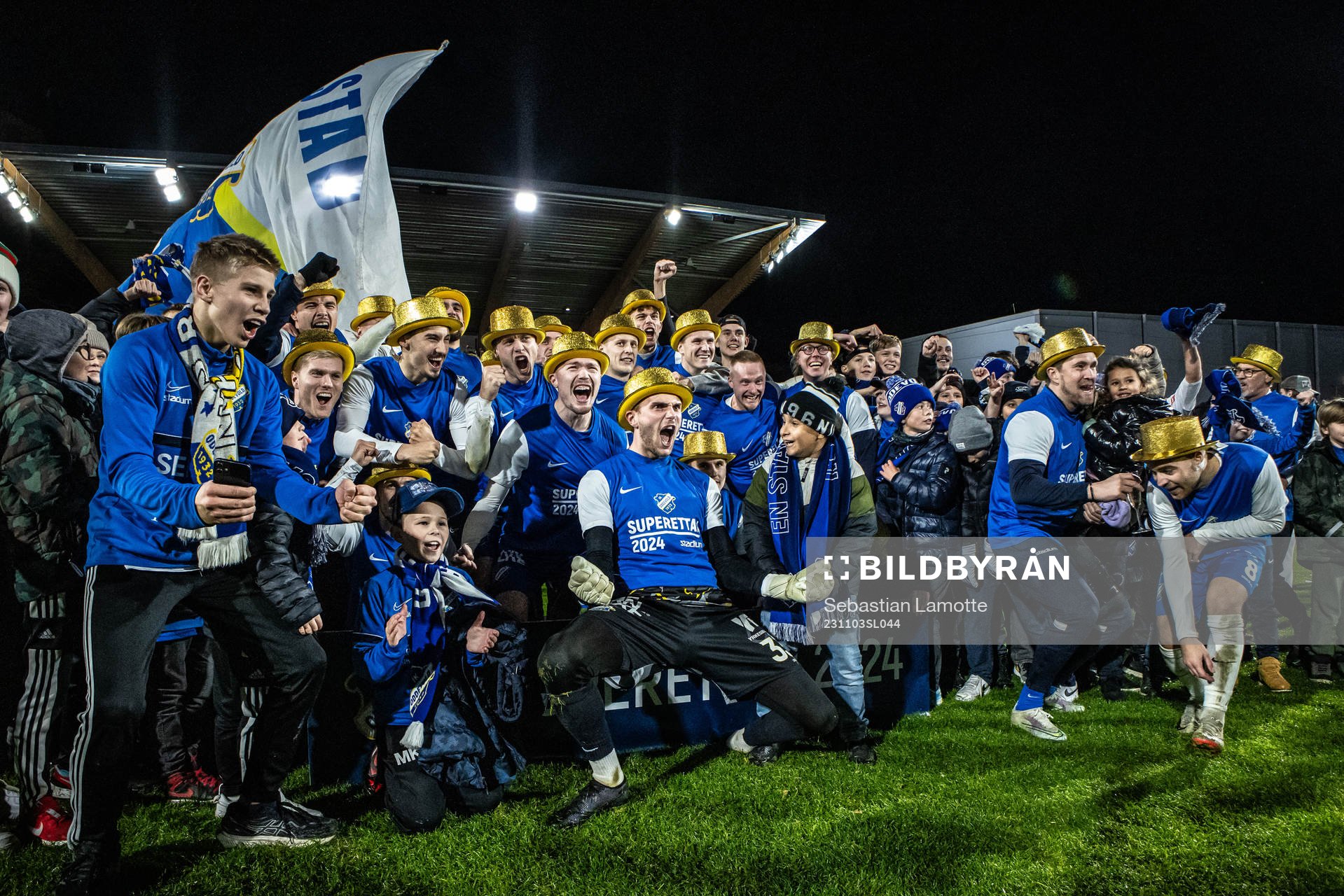 Oddevolds spelare jublar efter avancemanget till Superettan efter fotbollsmatchen i Ettan södra mellan Oddevold och Ahlafors den 3 november 2023 i Uddevalla.