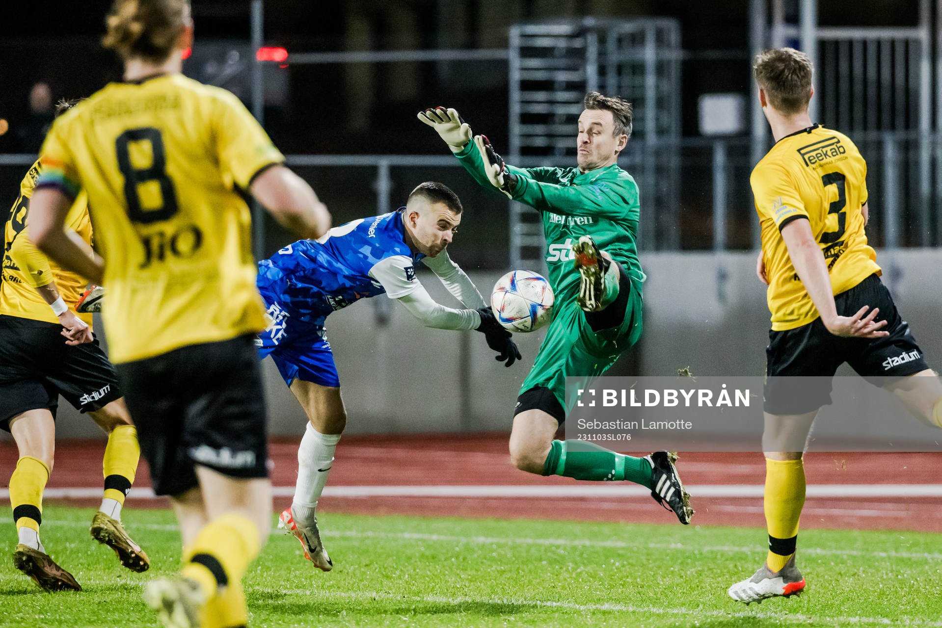 Oddevolds Oscar Iglicar Berntsson och Ahlafors målvakt