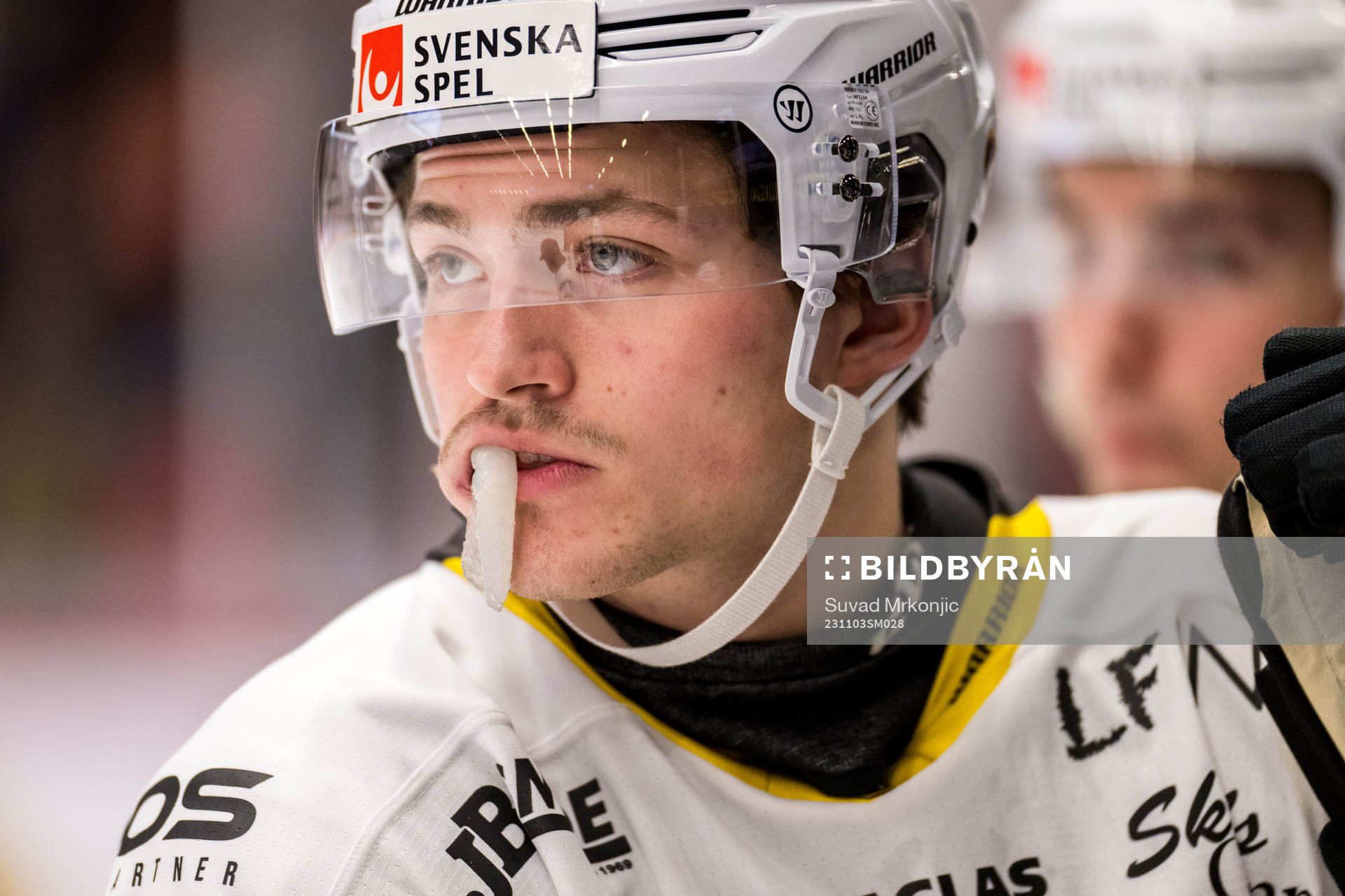 Västerås IKs Hannes Hellberg med ett hlsskydd