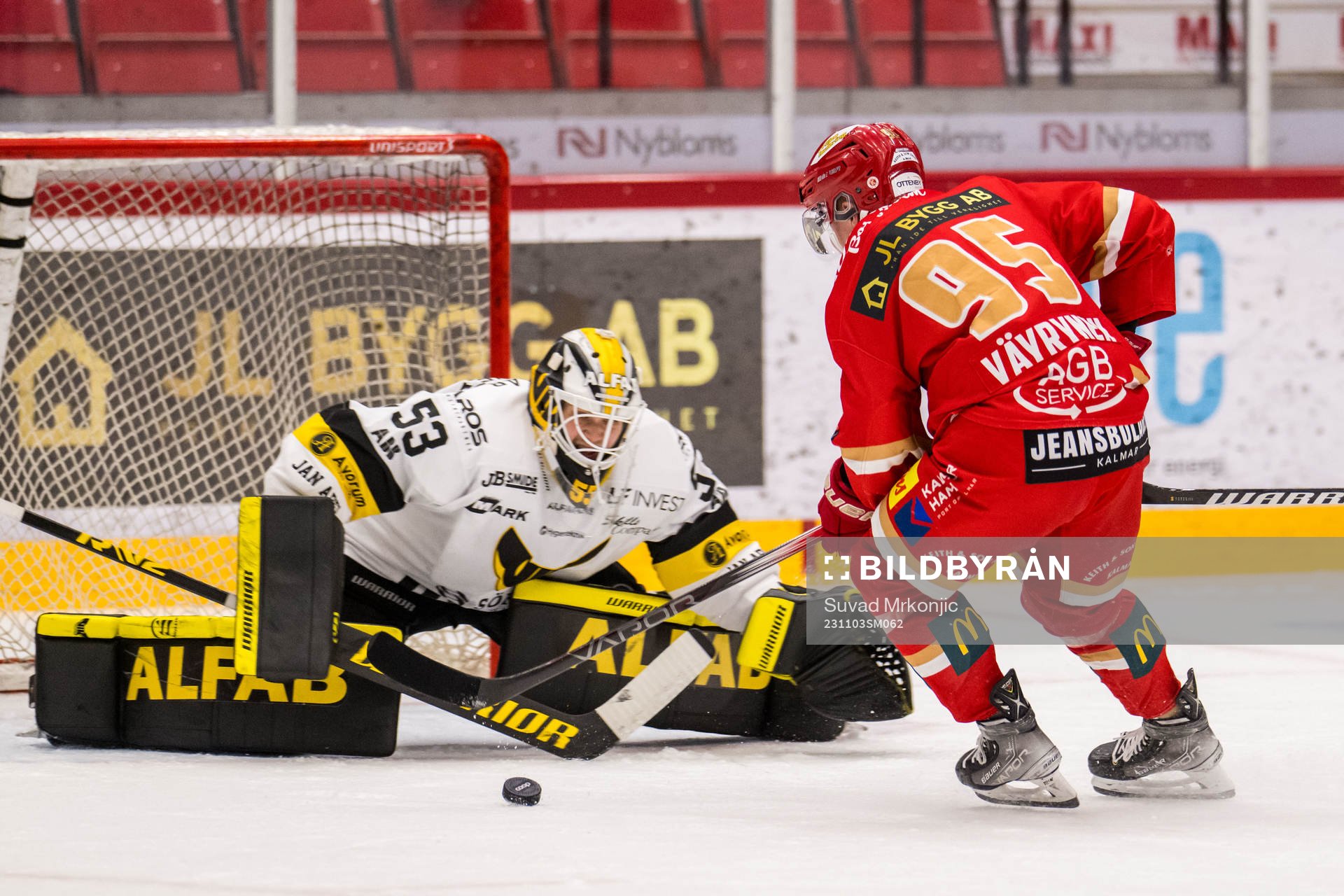 Västerås IKs målvakt Niilo Halonen och Kalmar HCs Teemu