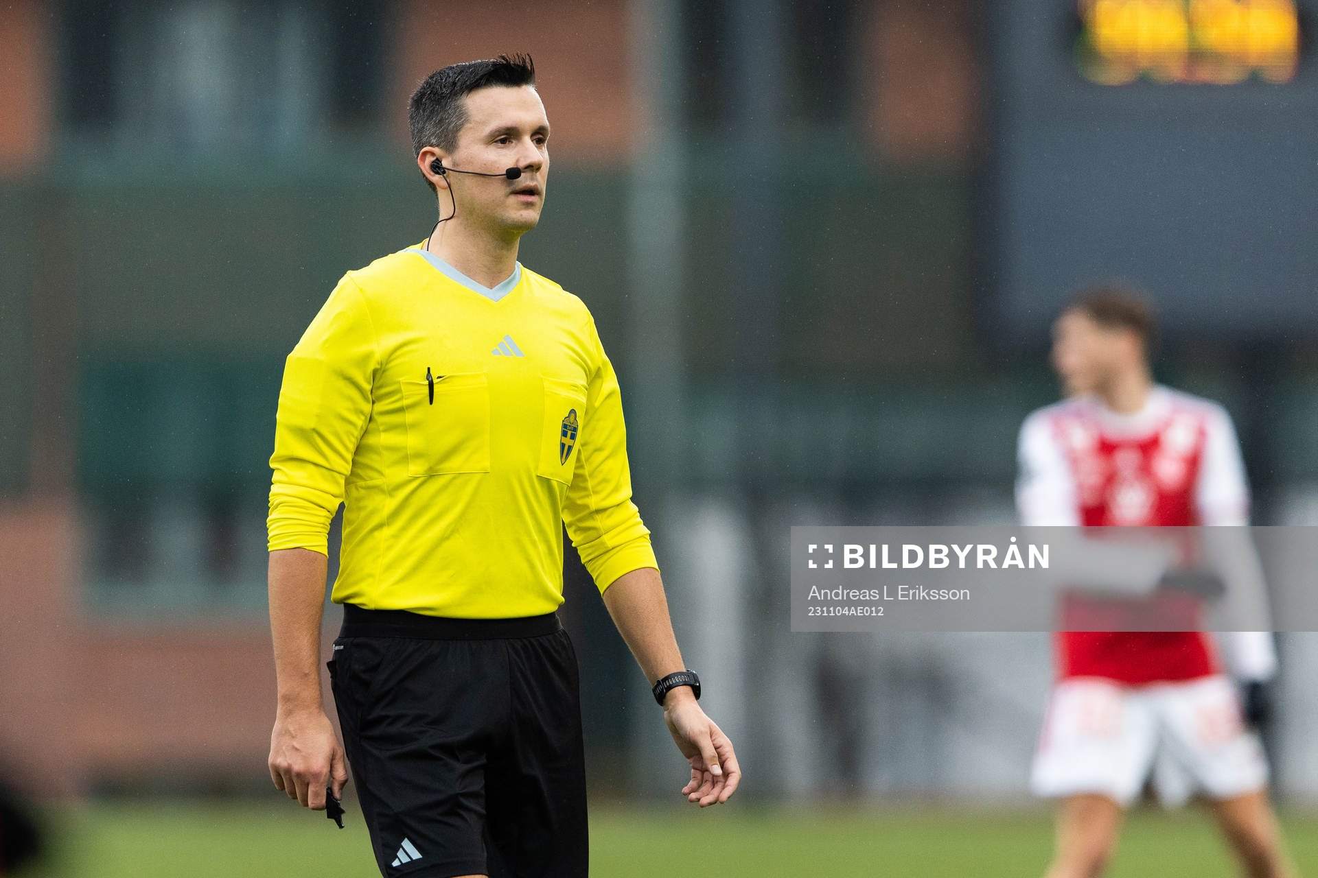 Domare Ivan Prgomet under fotbollsmatchen i Ettan norra mellan FC Stockholm och Sandviken den 4 november 2023 i Stockholm.
