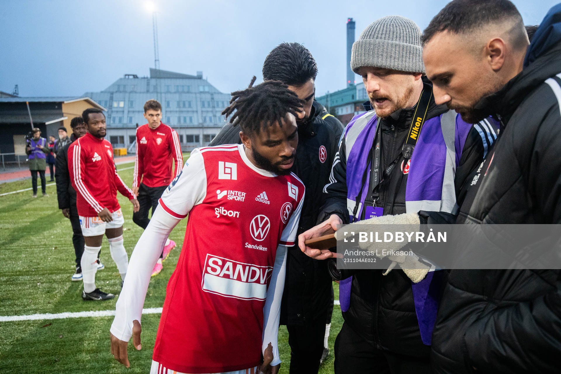 Sandvikens John Junior Igbarumah följer matchen mellan