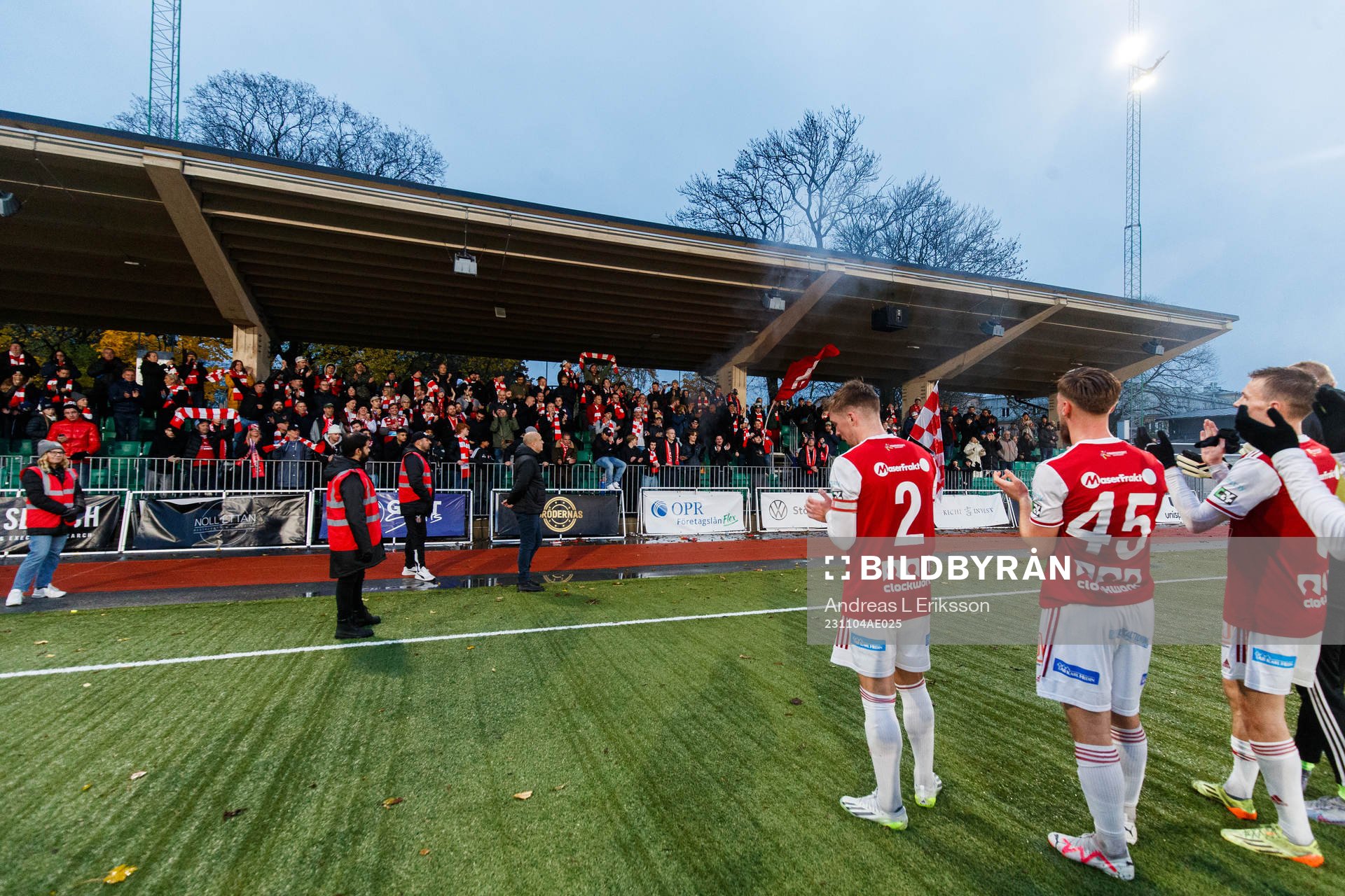Sandvikens spelare tackar publiken