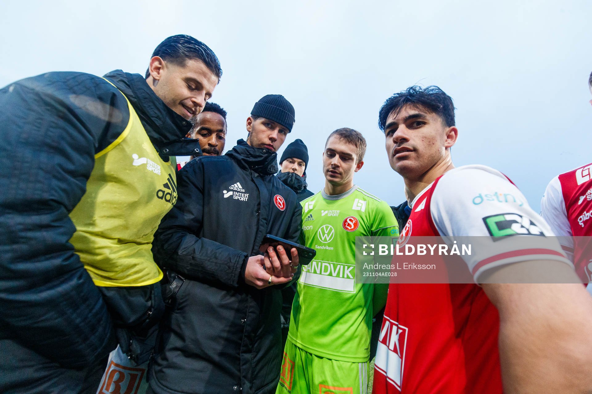 Sandvikens spelare följer matchen Täby - Nordic United