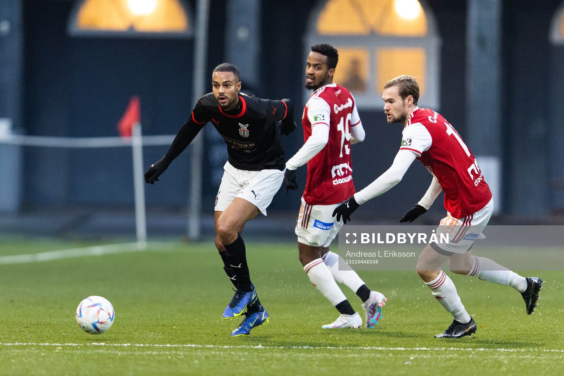 FC Stockholms Alexander Andue jagas av Sandvikens Yannick