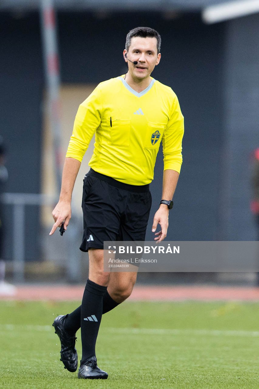 Domare Ivan Prgomet under fotbollsmatchen i Ettan norra mellan FC Stockholm och Sandviken den 4 november 2023 i Stockholm.
