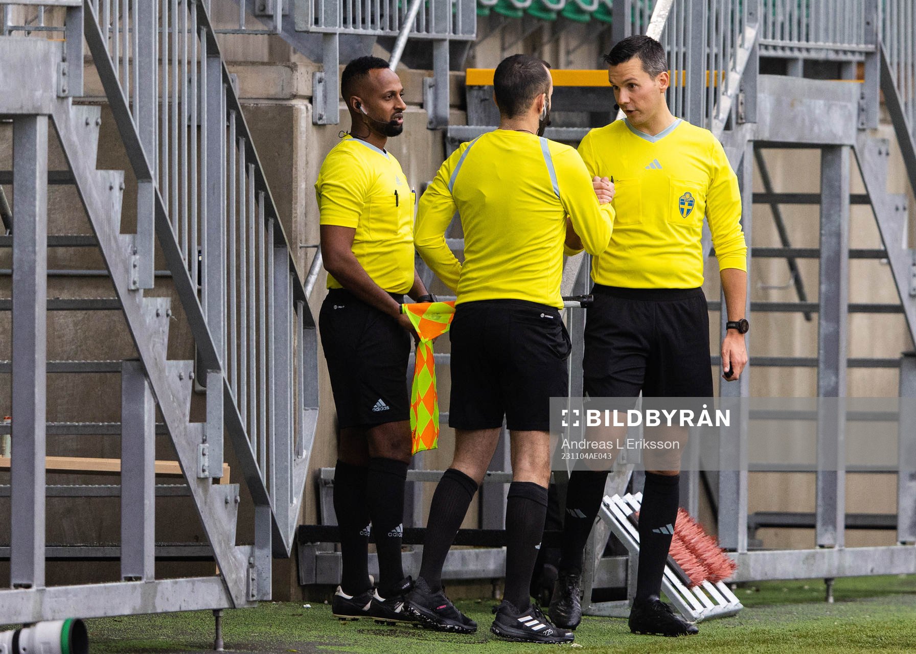 Assisterande domare Daniel Tekeste, inhoppande assisterande domare Rambod Beigi och domare Ivan Prgomet under fotbollsmatchen i Ettan norra mellan FC Stockholm och Sandviken den 4 november 2023 i Stockholm.