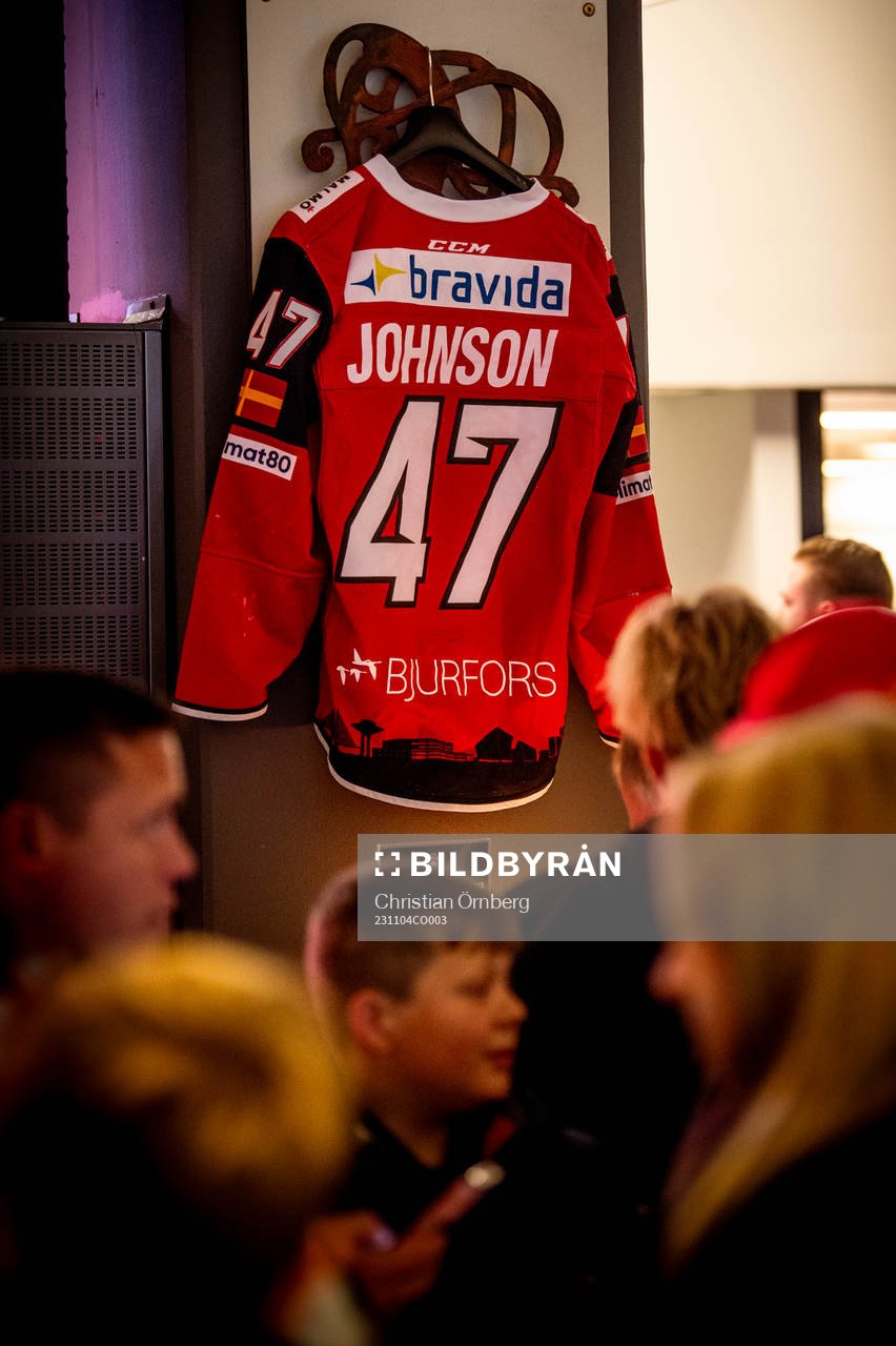 Bortgångne Adam Johnsons tröja i Malmö arenas foajé
