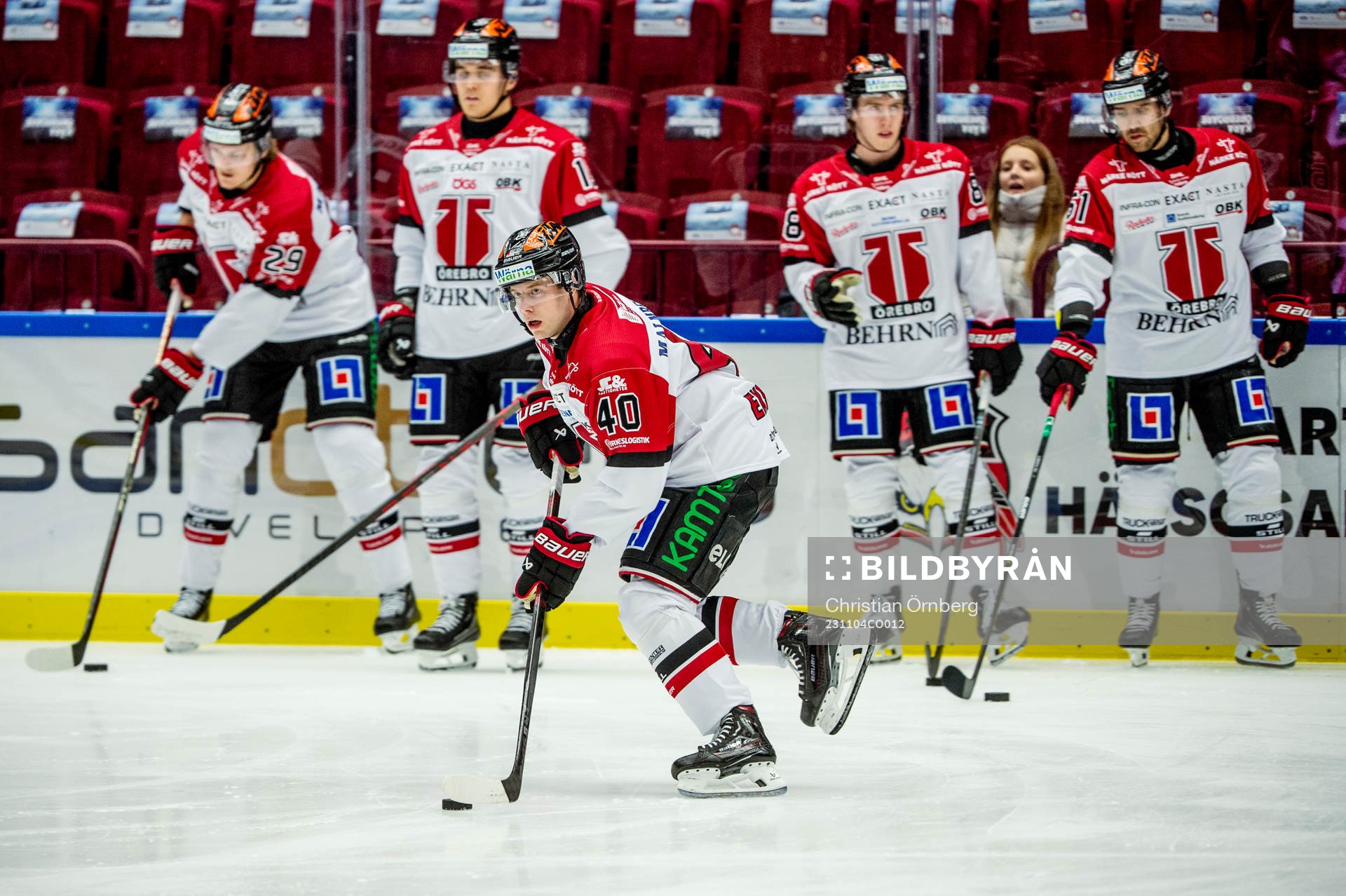 Örebros Elias Ekström värmer upp innan ishockeymatchen i