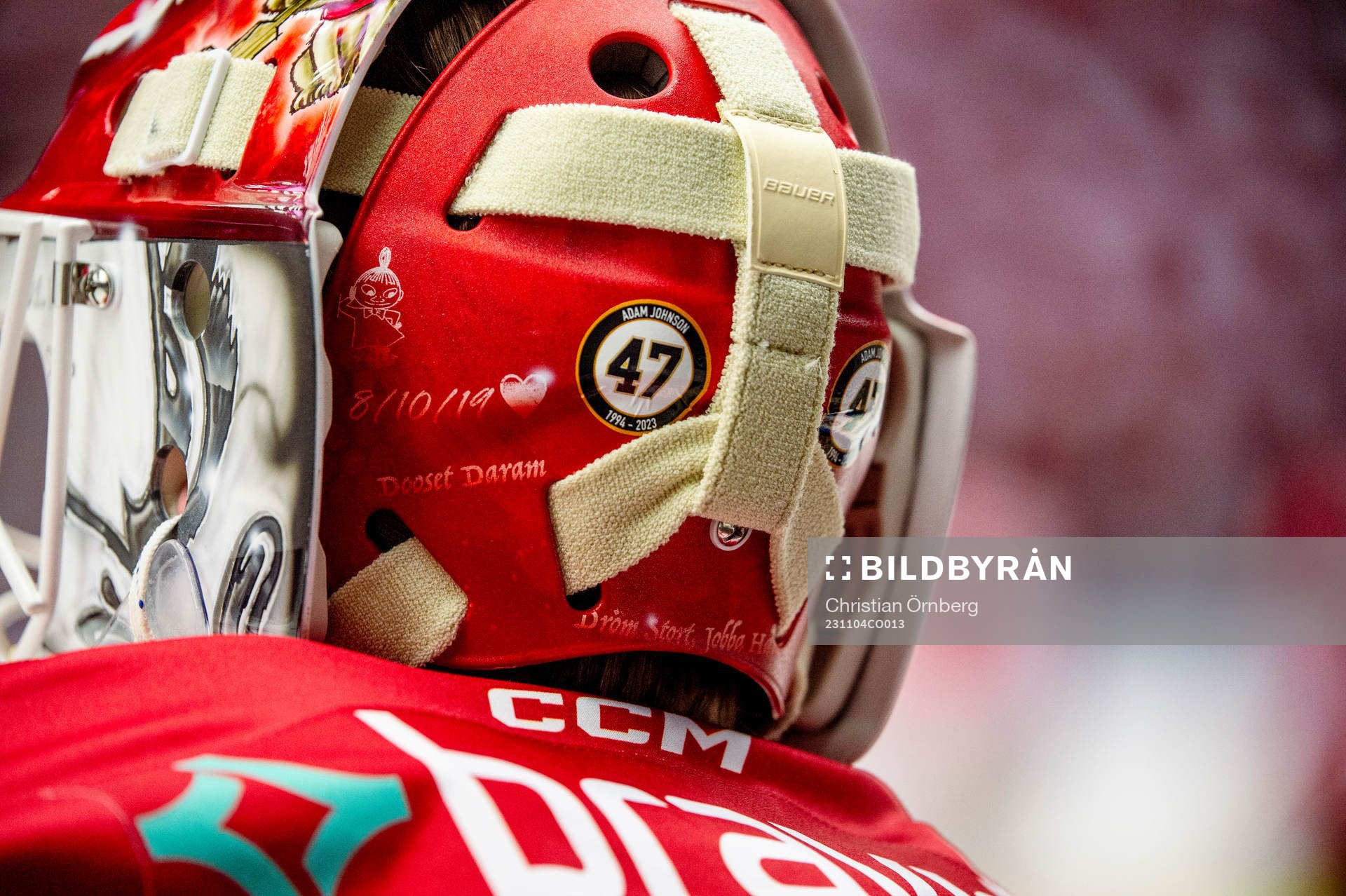 Malmö Redhawks målvakt Adam Werner bär en hjälp med