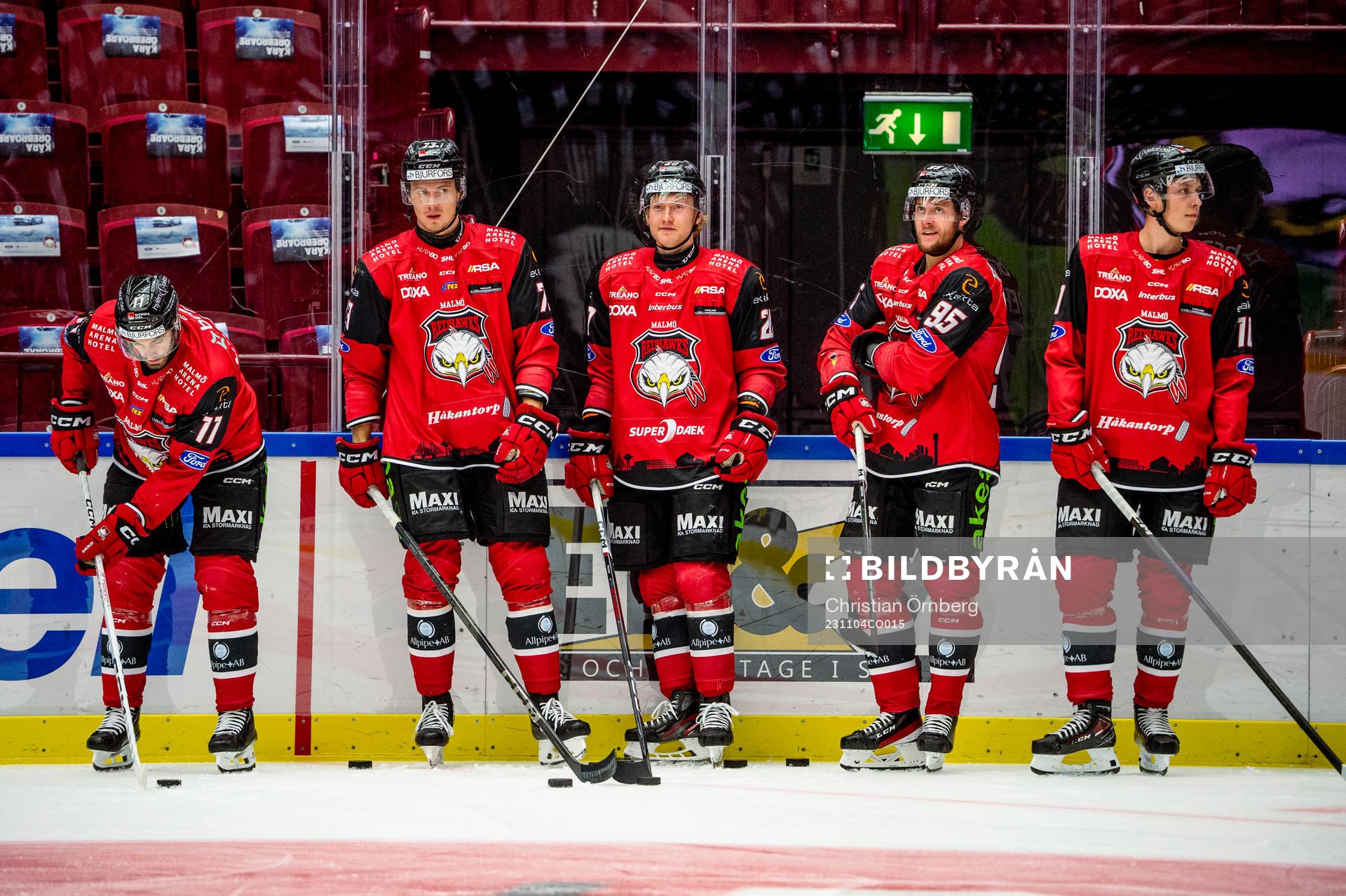 Malmö Redhawks spelare värmer upp innan ishockeymatchen i