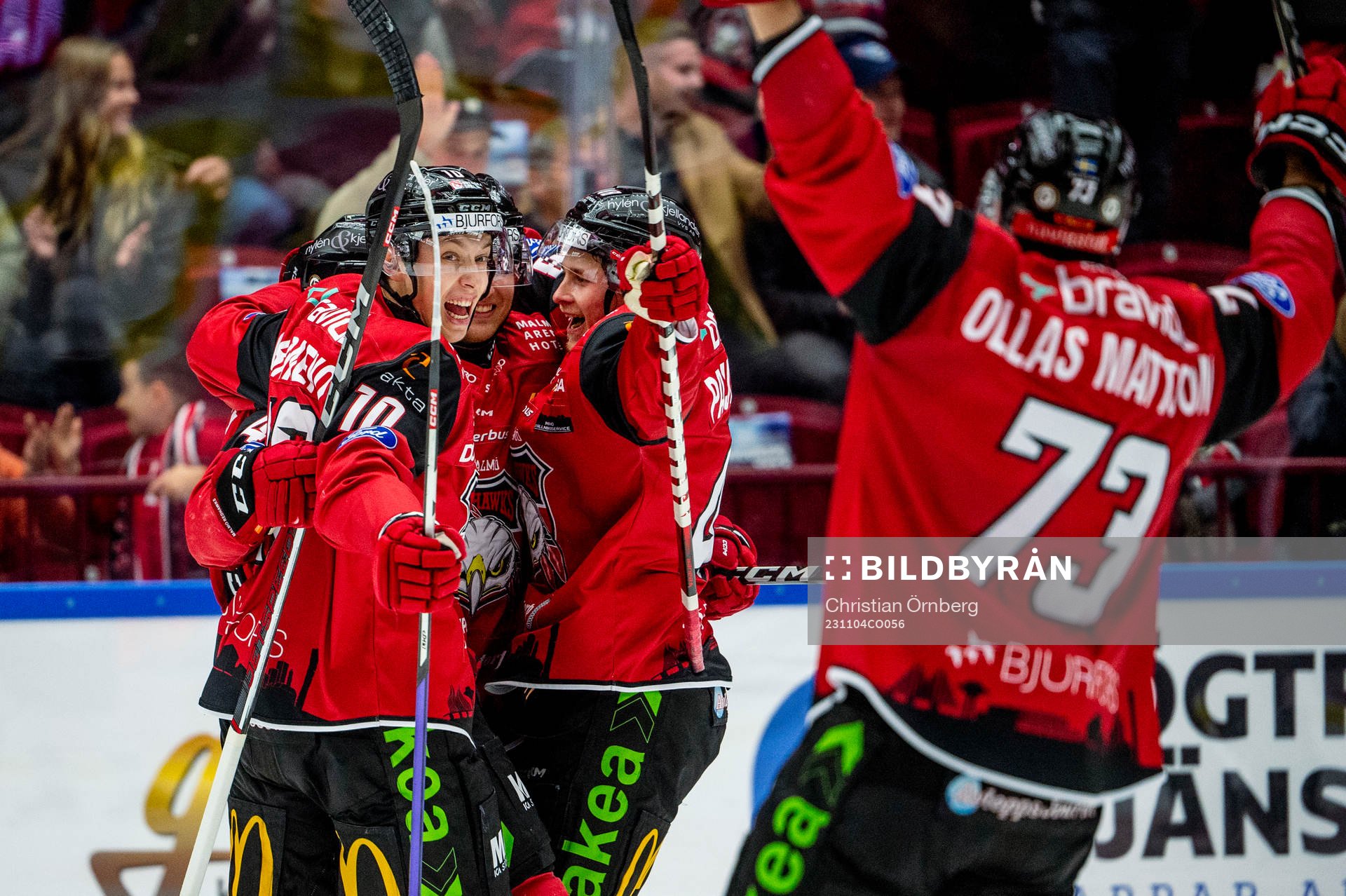 Malmö Redhawks Joakim Ryan jublar med lagkamraterna